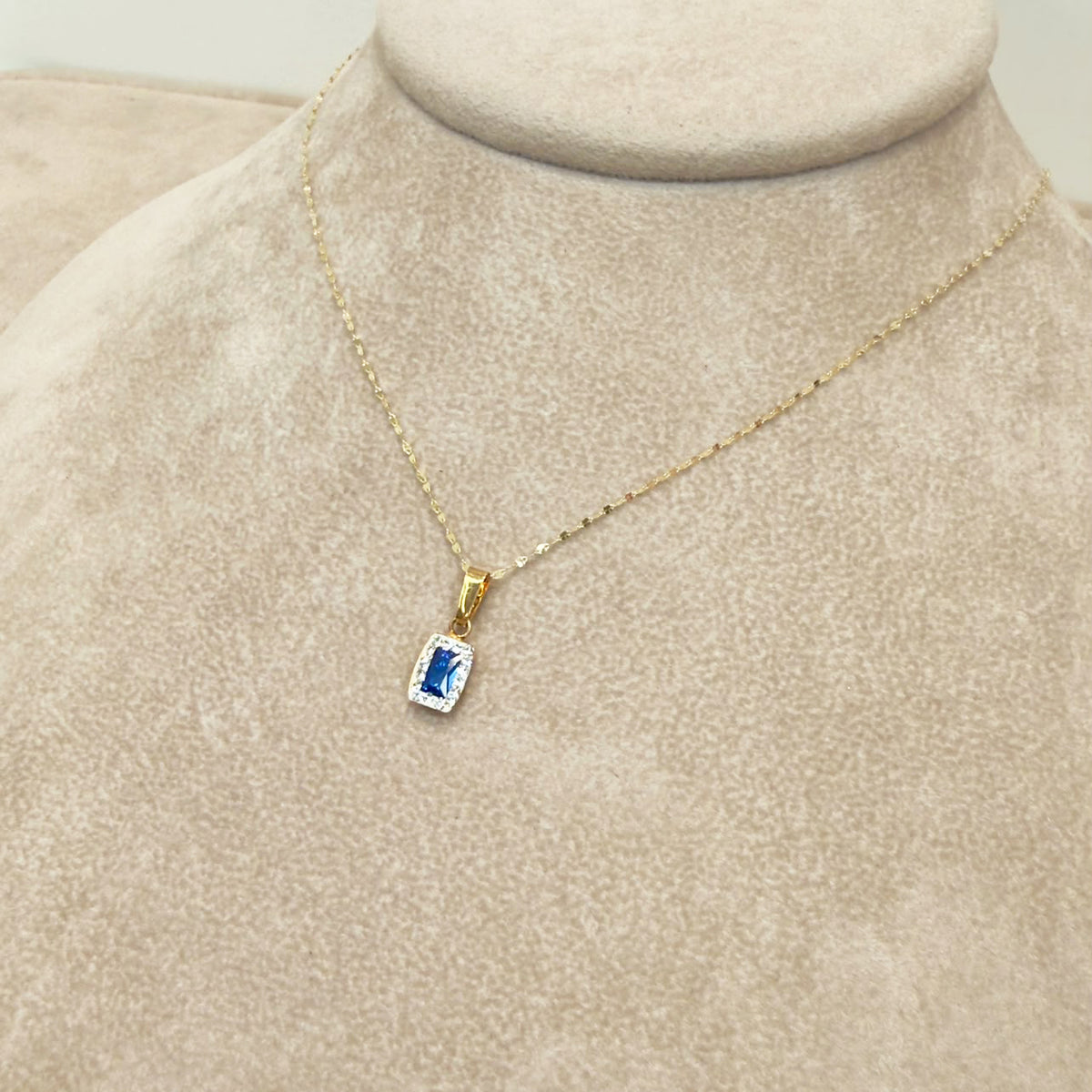 COLLANA IN ORO GIALLO 18 KT (750) CON PENDENTE PIETRA BLU E ZIRCONI