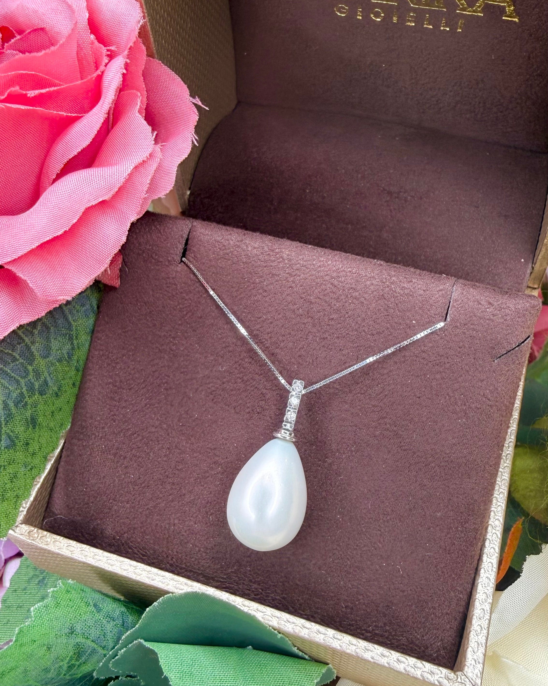 COLLANA IN ORO 18 CARATI CON DIAMANTI E MADREPERLA