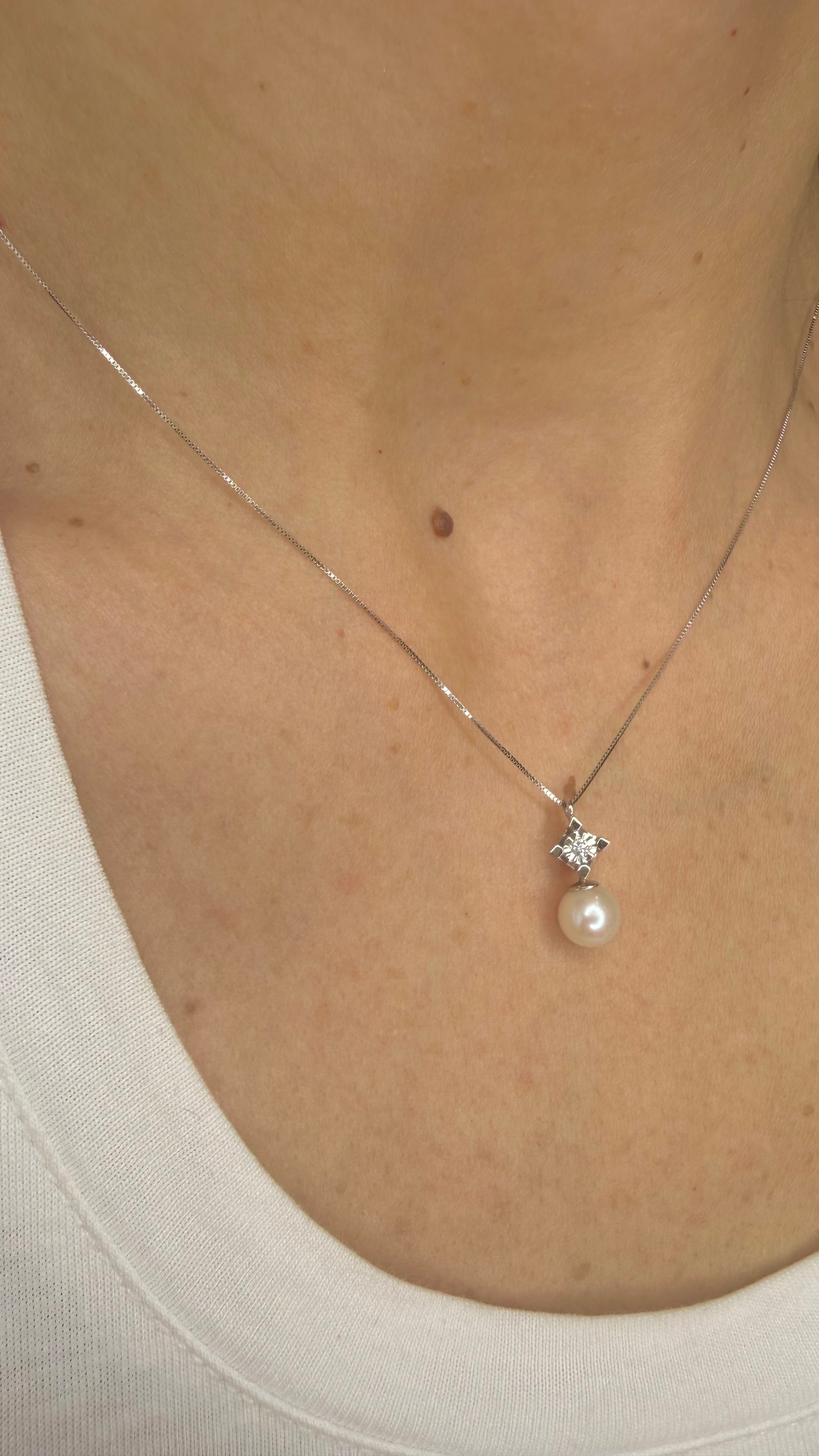 COLLANA IN ORO 18 CARATI CON DIAMANTI E PERLA