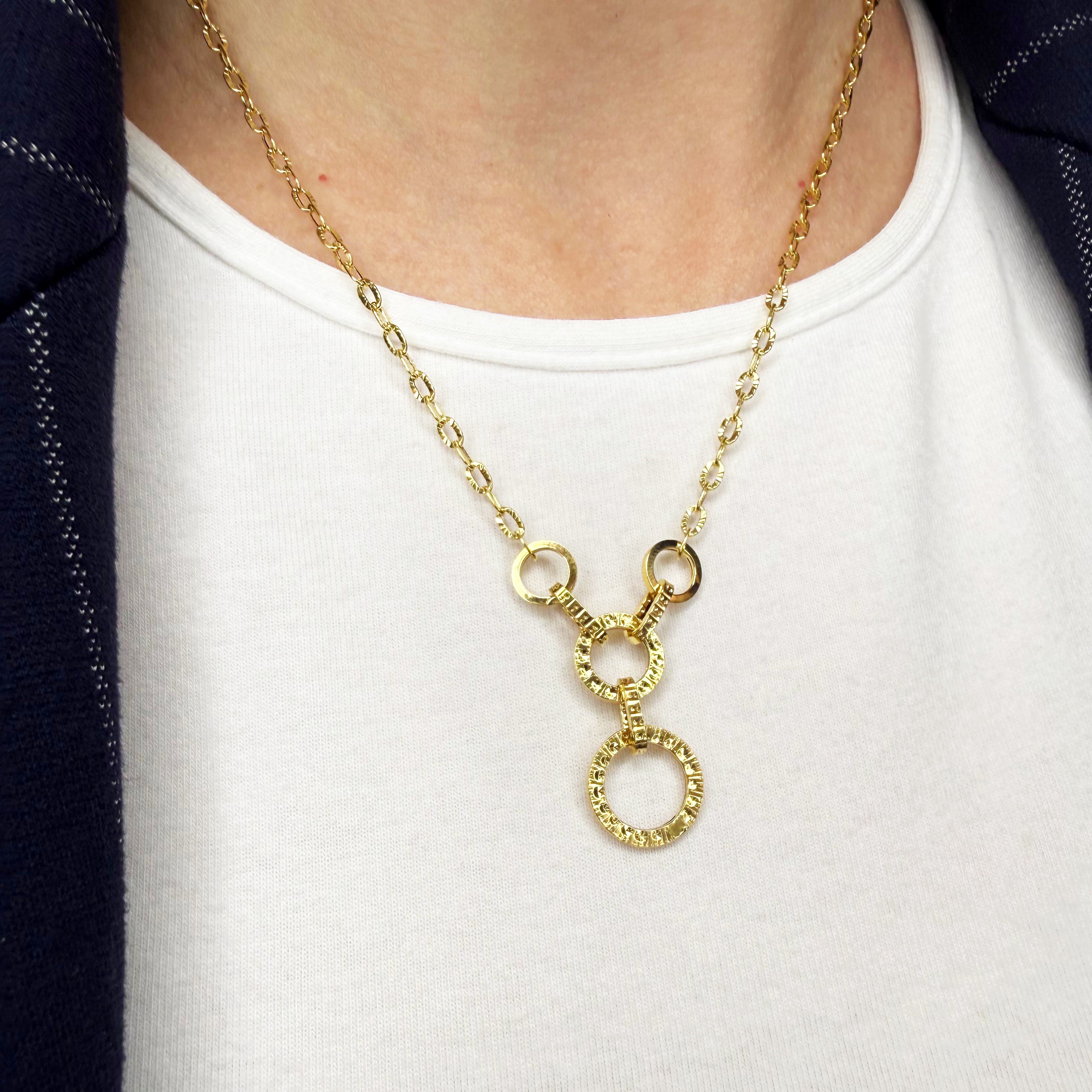 Collana con cerchi intrecciati lavorati in oro giallo 18KT (750) – Made in Italy