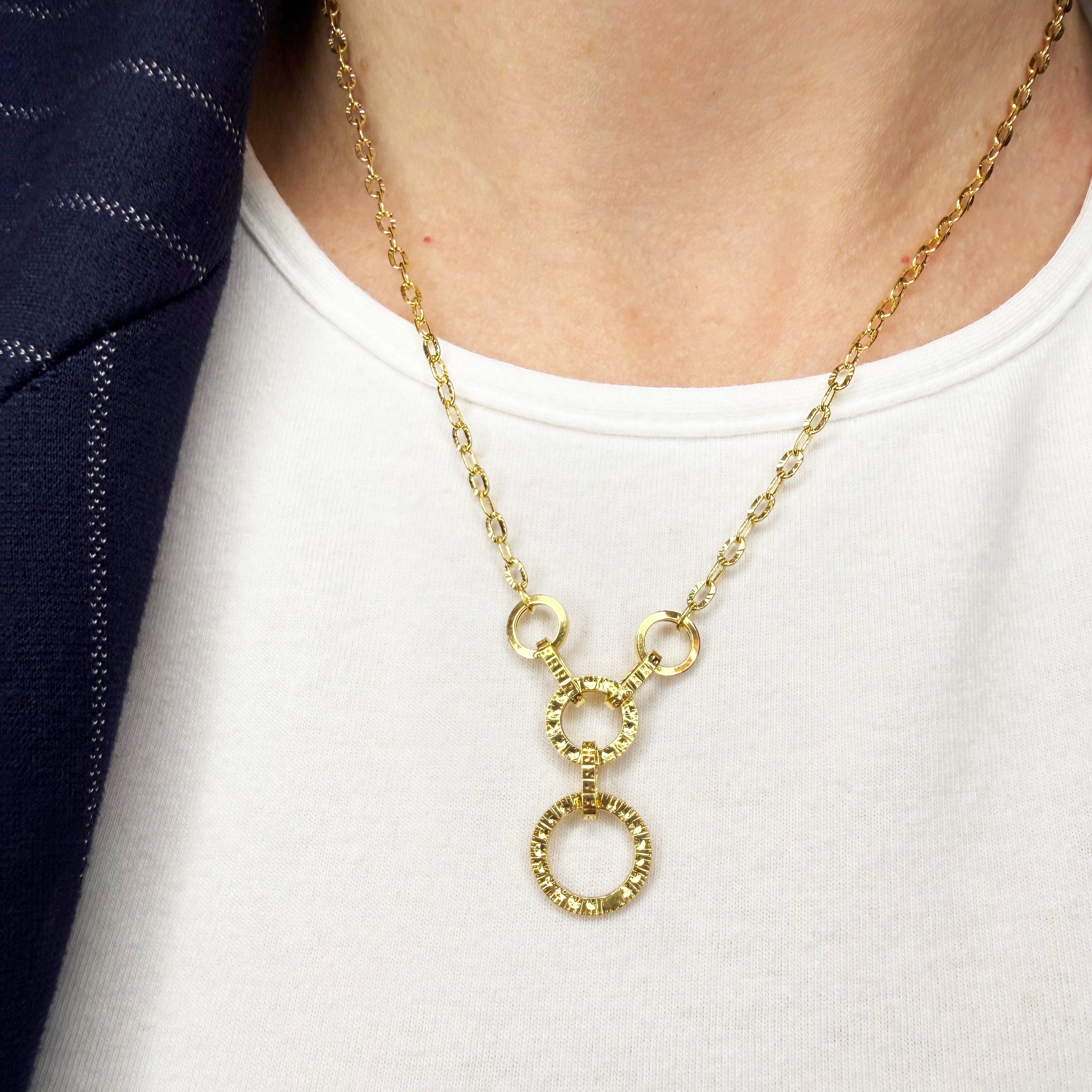 Collana con cerchi intrecciati lavorati in oro giallo 18KT (750) – Made in Italy
