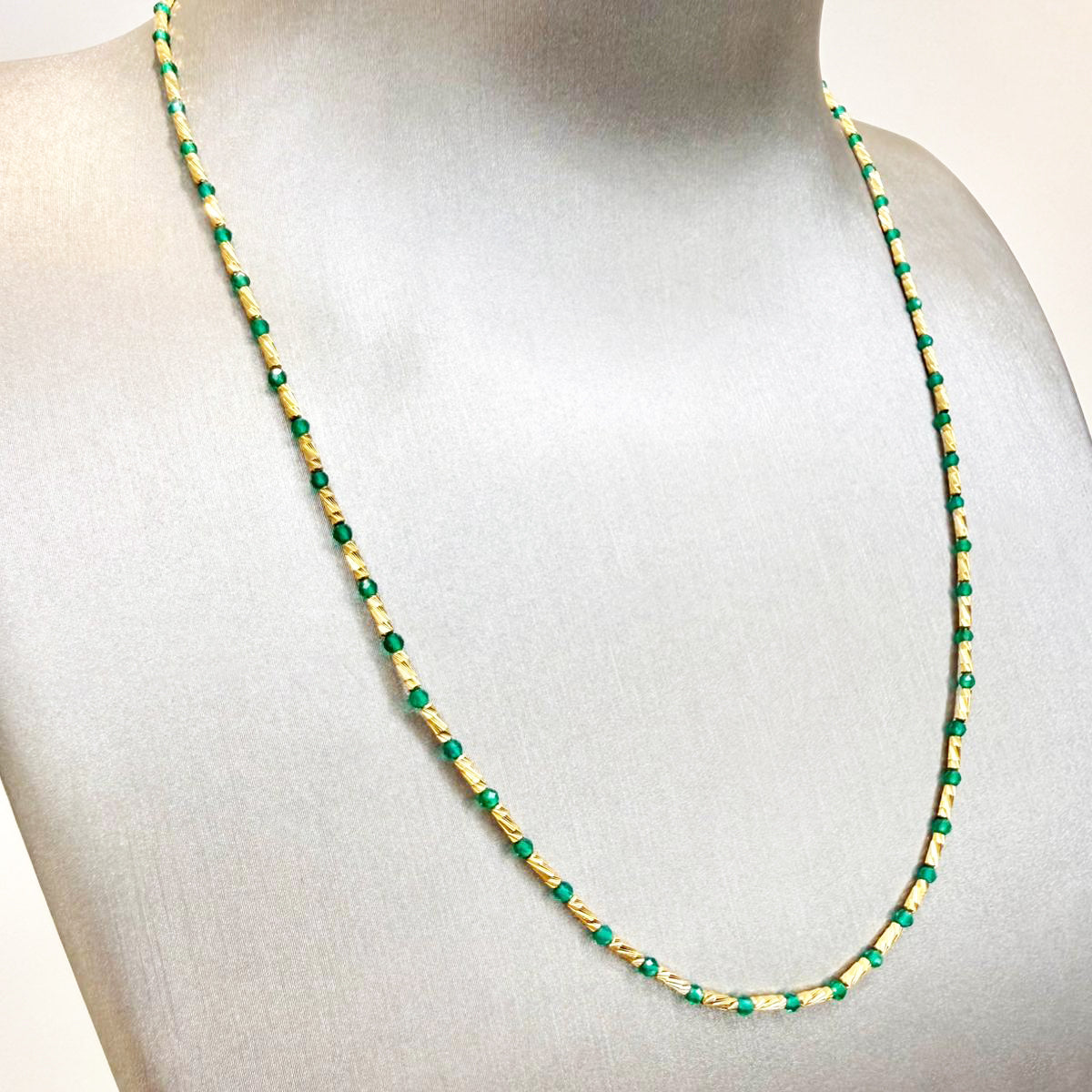 Collana con sfere verdi in oro giallo 18KT (750) – Unisex elegante
