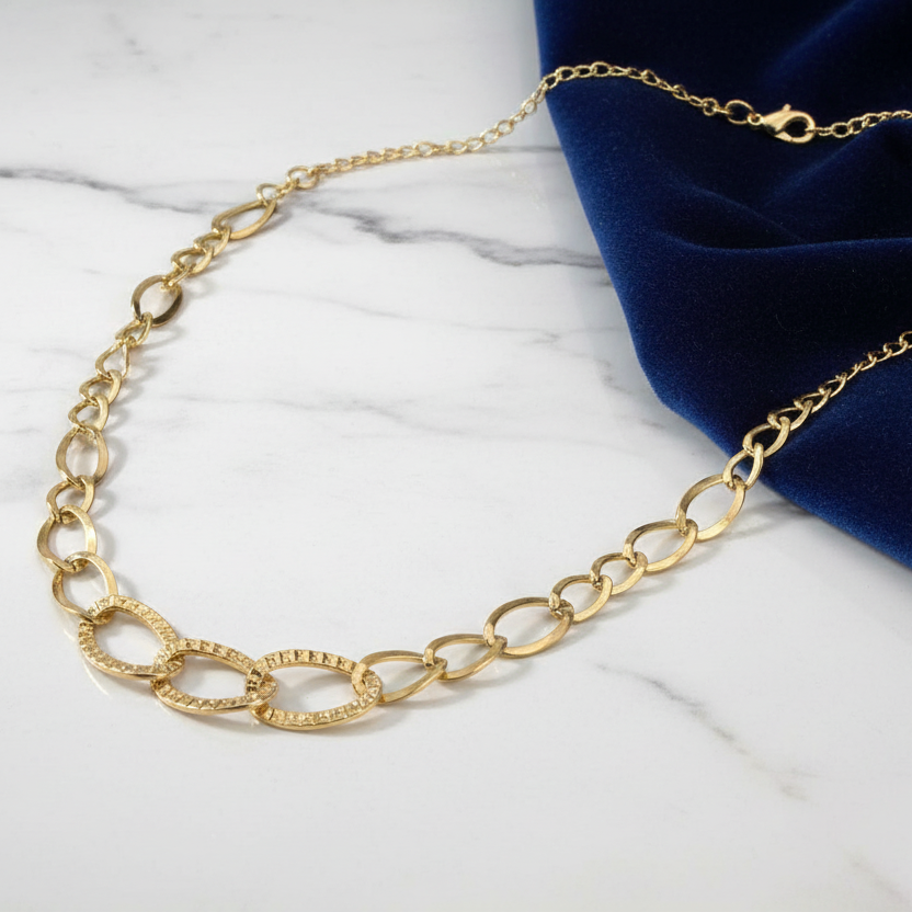 Collana con maglie ovali lavorate in oro giallo 18KT (750) – Elegante e moderna