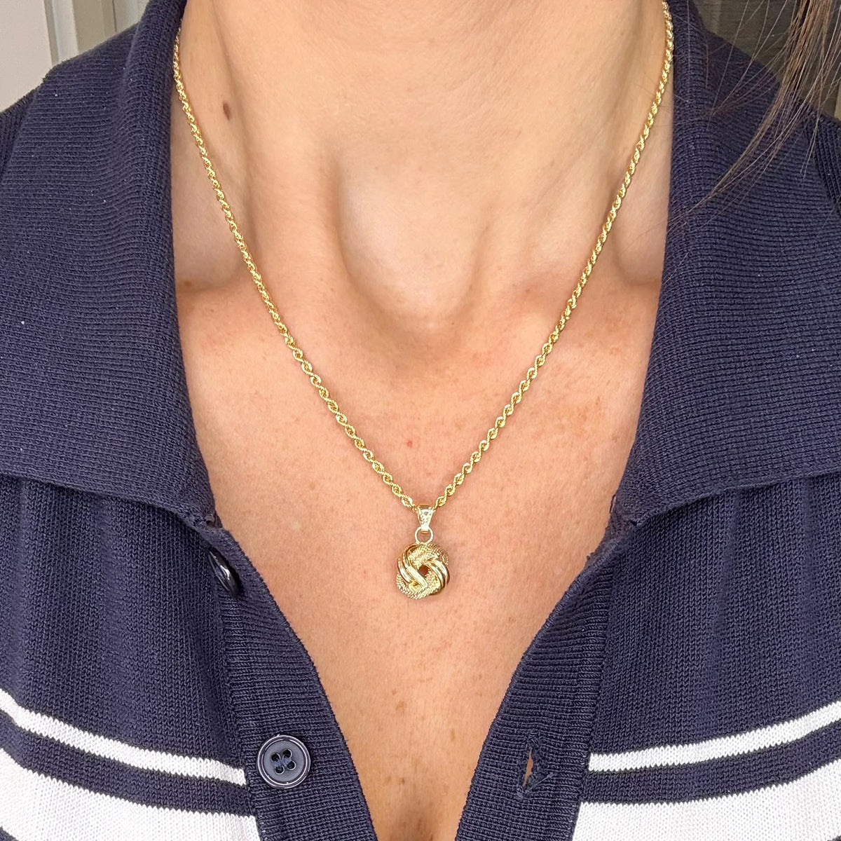 COLLANA CON PENDENTE NODO INTRECCIATO IN ORO GIALLO 18 KT