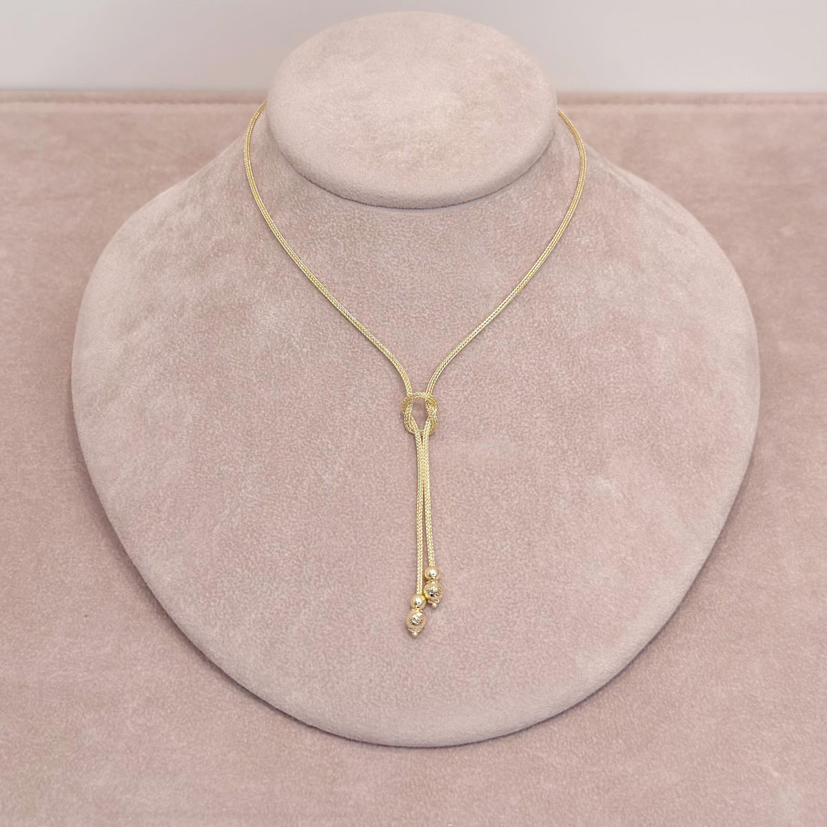 COLLANA IN ORO GIALLO 18 KT (750) CON NODO E PENDENTI