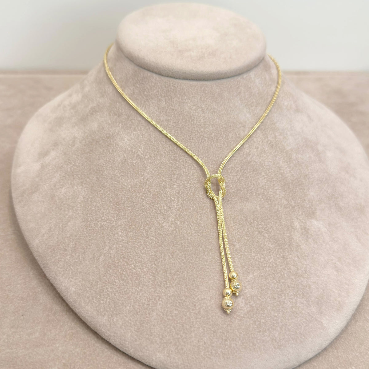 COLLANA IN ORO GIALLO 18 KT (750) CON NODO E PENDENTI