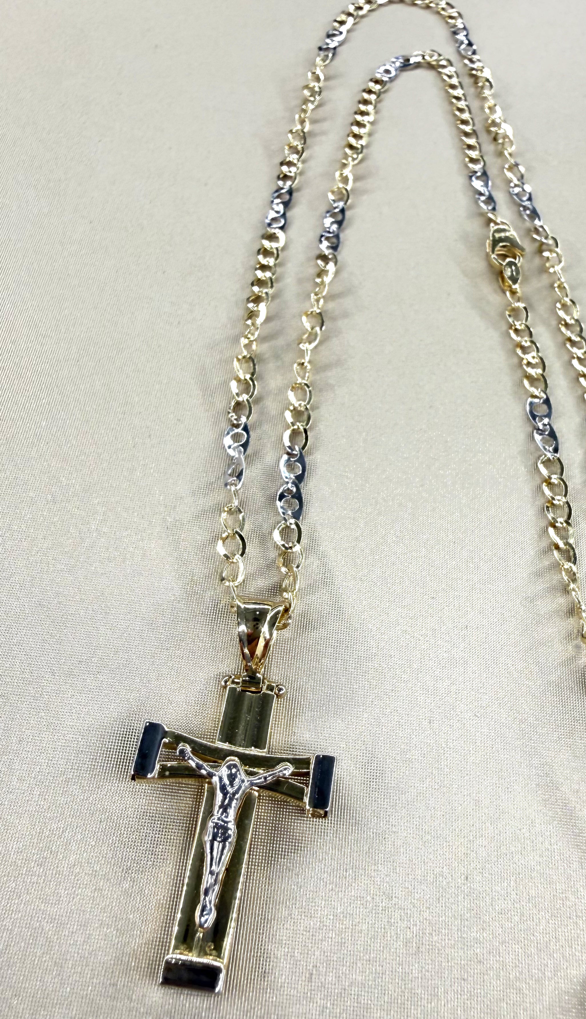 Collana con Crocifisso Bicolore in Oro Giallo e Oro Bianco 18 KT