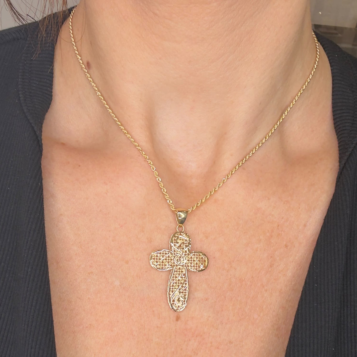 COLLANA CON CROCE LAVORATA IN ORO GIALLO 18 KT (750)
