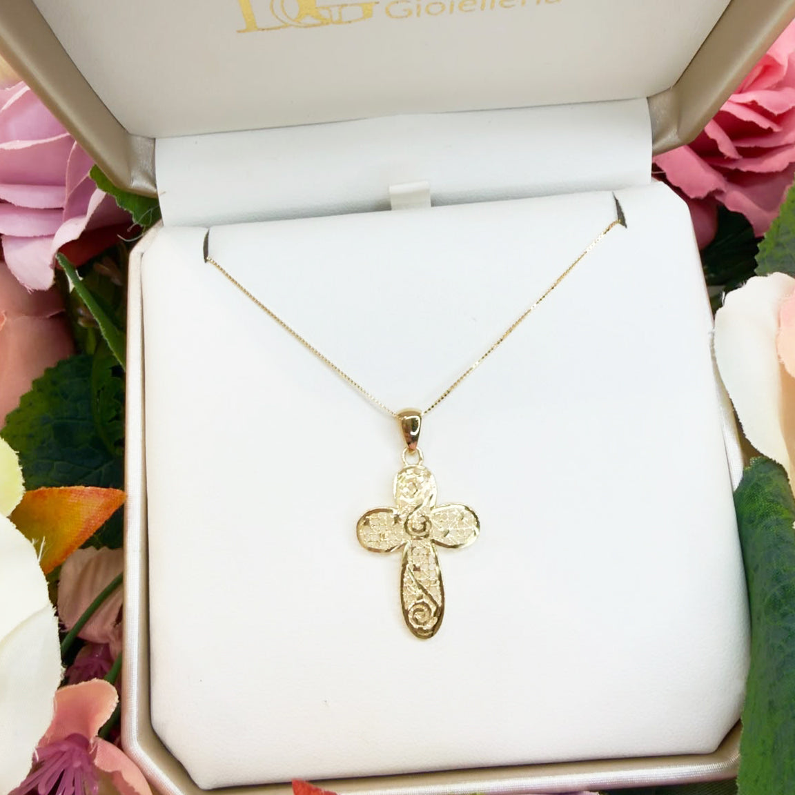 COLLANA CON CROCE LAVORATA IN ORO GIALLO 18 KT (750)