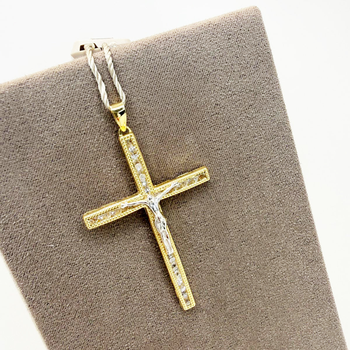 Ciondolo croce con Cristo e zirconi in oro giallo e bianco 18KT (750) – Made in Italy