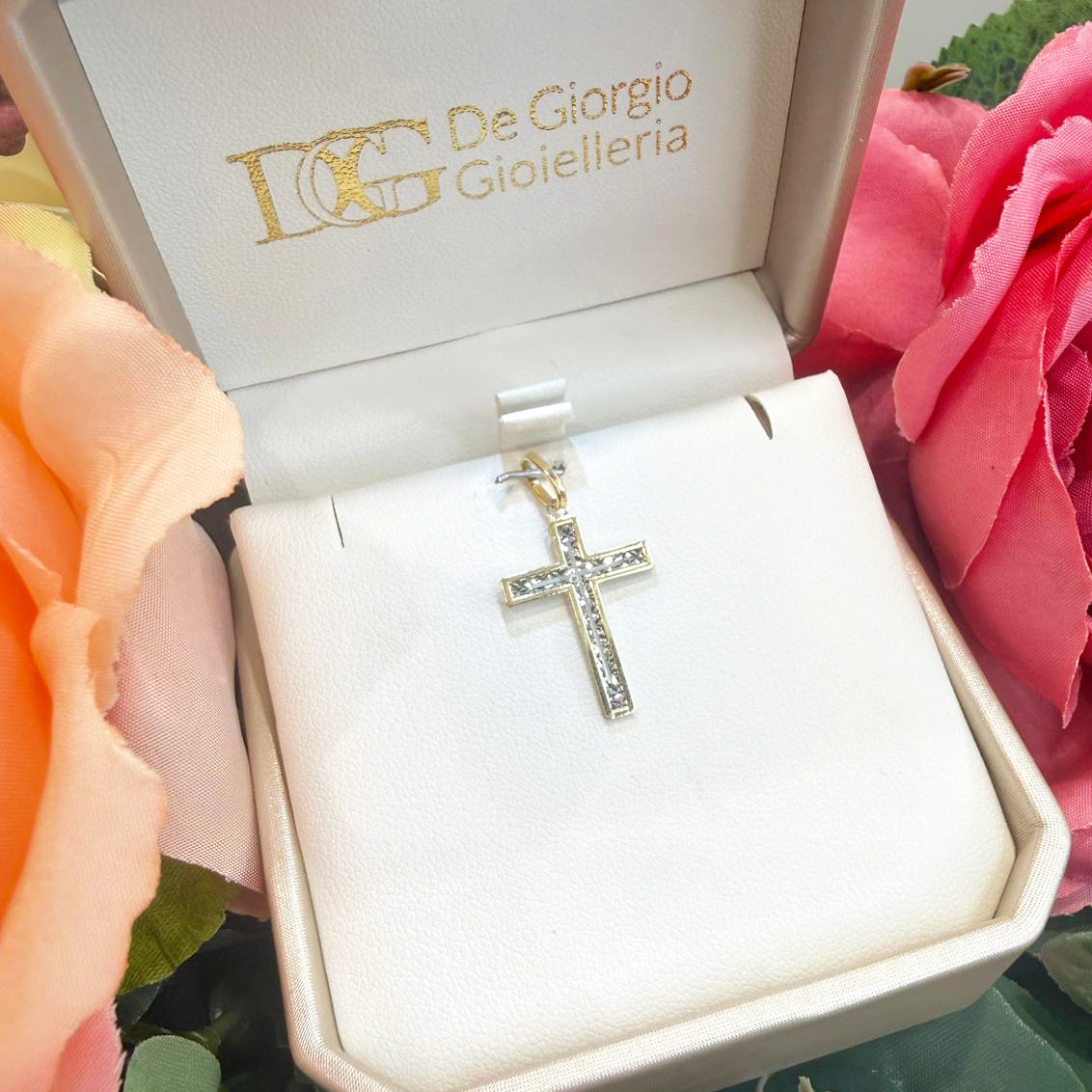 Ciondolo croce unisex in oro giallo e bianco (750) con lavorazione diamantata
