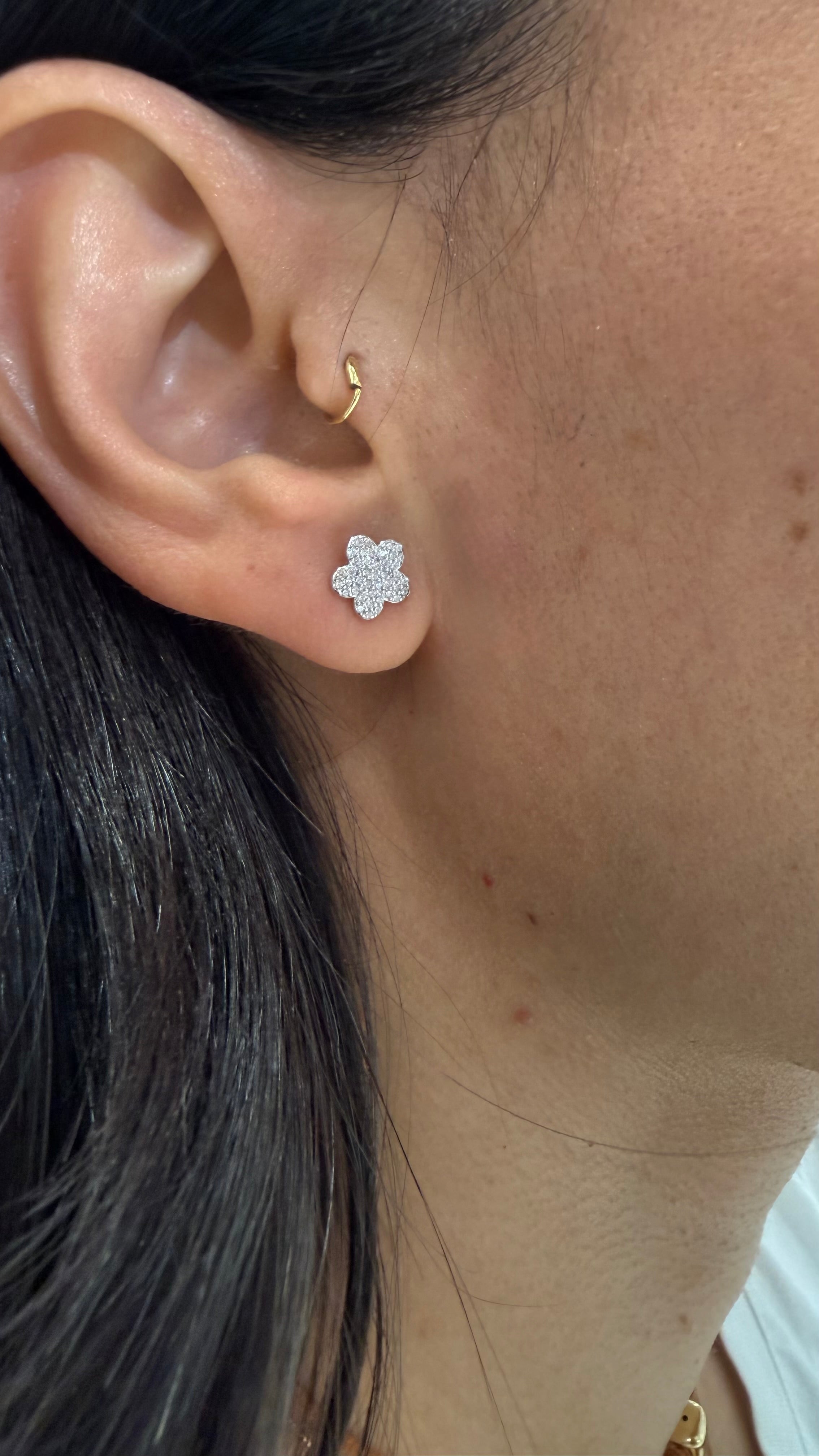 ORECCHINI FIORE CON ZIRCONI PAVÉ IN ARGENTO 925