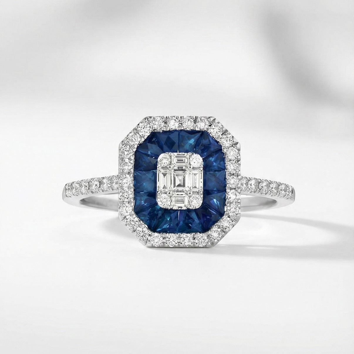 ANELLO IN ORO BIANCO 18KT DIAMANTI, BAGUETTE E ZAFFIRI