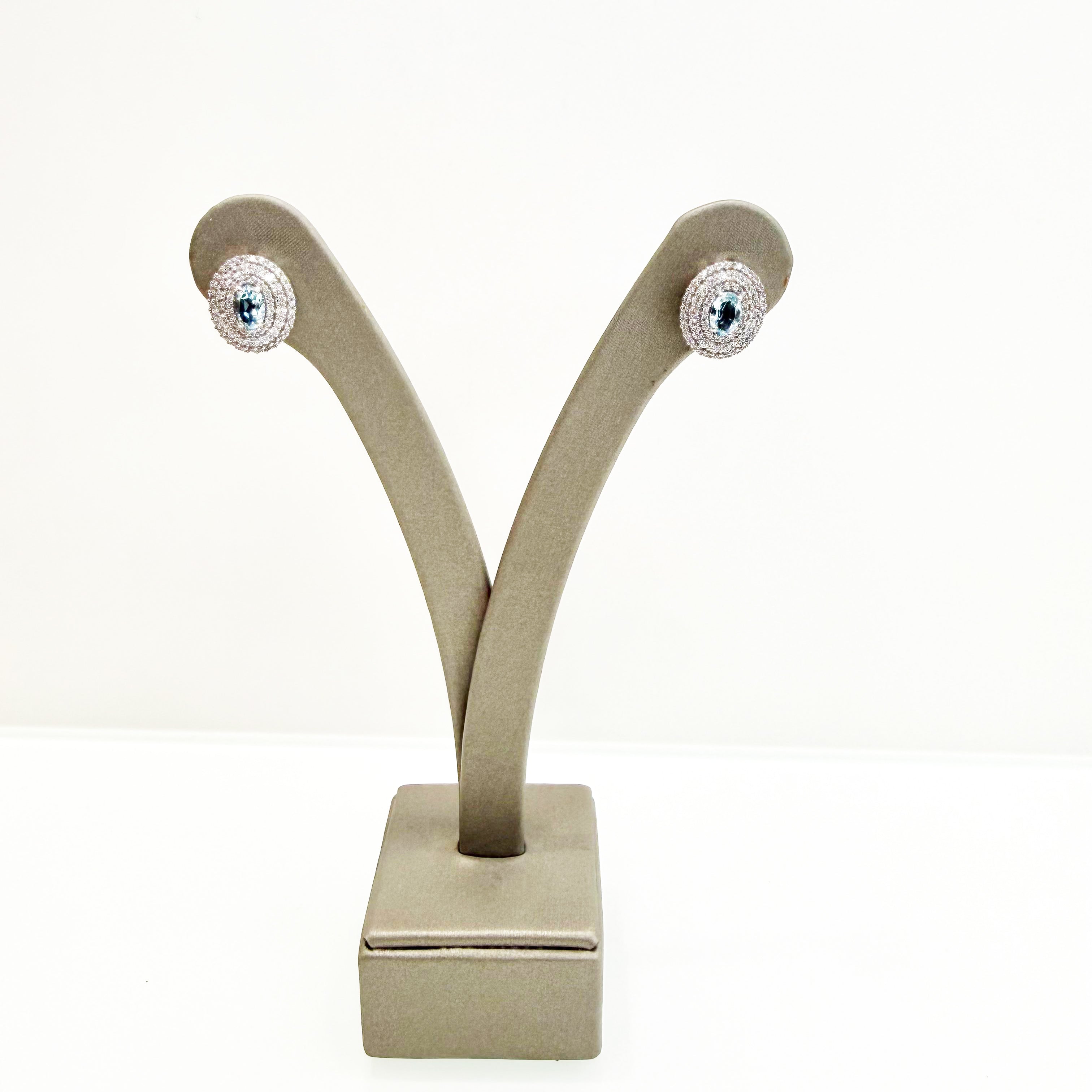 Orecchini a lobo con pietra azzurra e zirconi in oro bianco 18KT (750) – Made in Italy