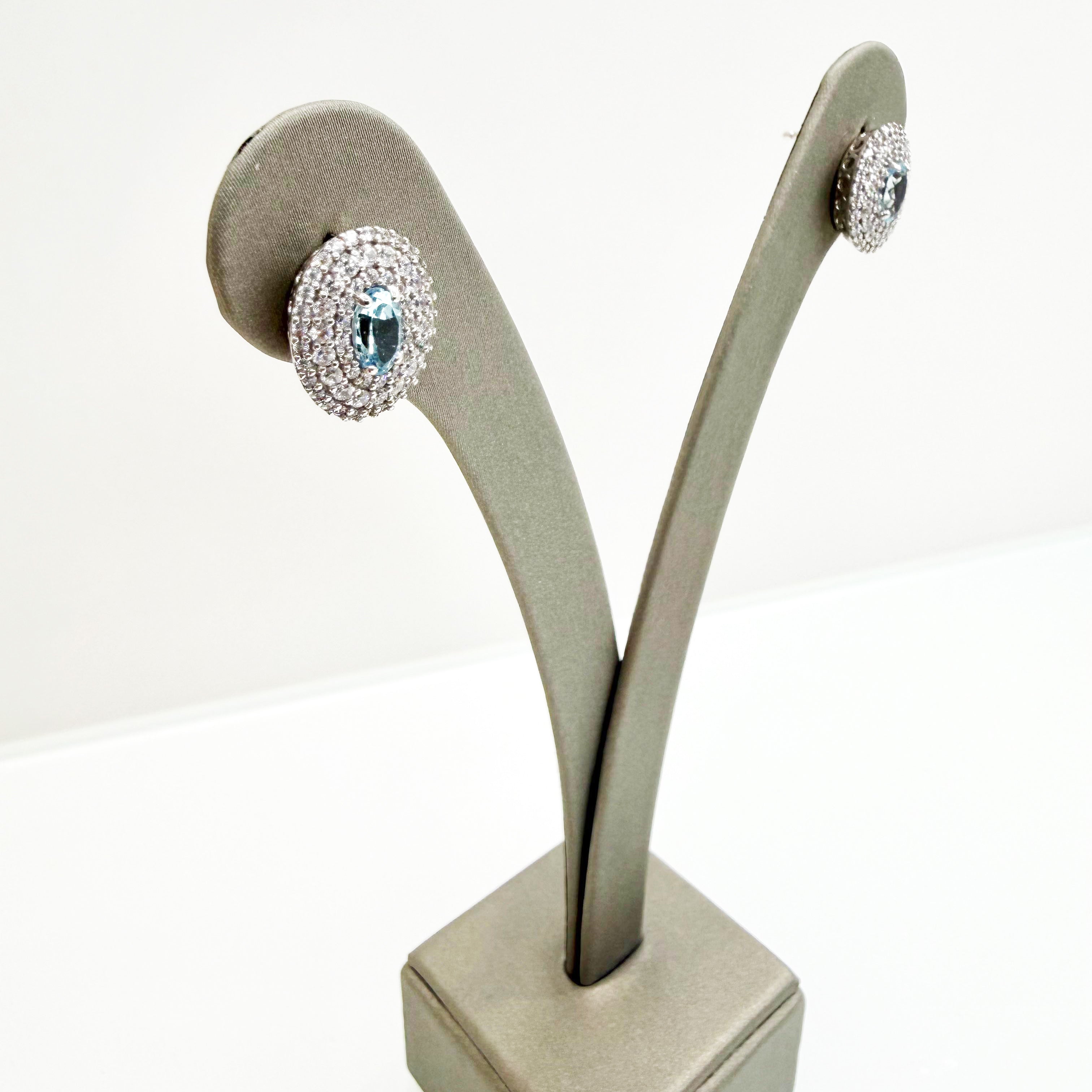 Orecchini a lobo con pietra azzurra e zirconi in oro bianco 18KT (750) – Made in Italy