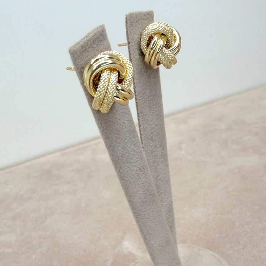 ORECCHINI NODO INTRECCIATO CON LAVORAZIONE DIAMANTATA IN ORO GIALLO 18 KT