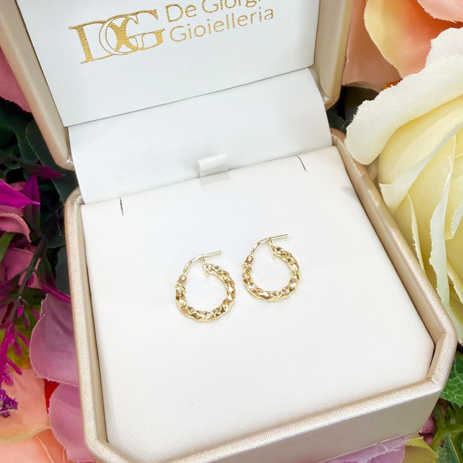 ORECCHINI A CERCHIO SFACCETTATI E LUMINOSI IN ORO 18 KT