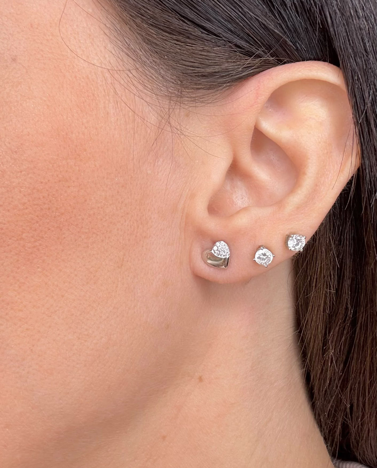 ORECCHINI CUORE BOMBATO CON ZIRCONI IN ORO BIANCO 18 KT