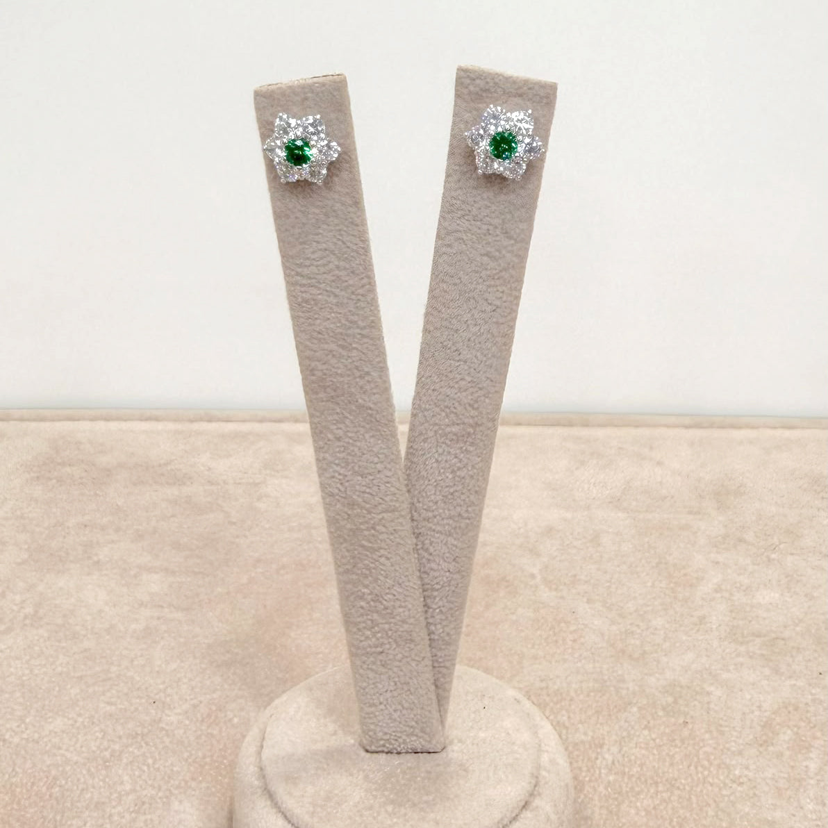 ORECCHINI FIORE CON PIETRA VERDE E ZIRCONI IN ORO BIANCO 18 KT (750)