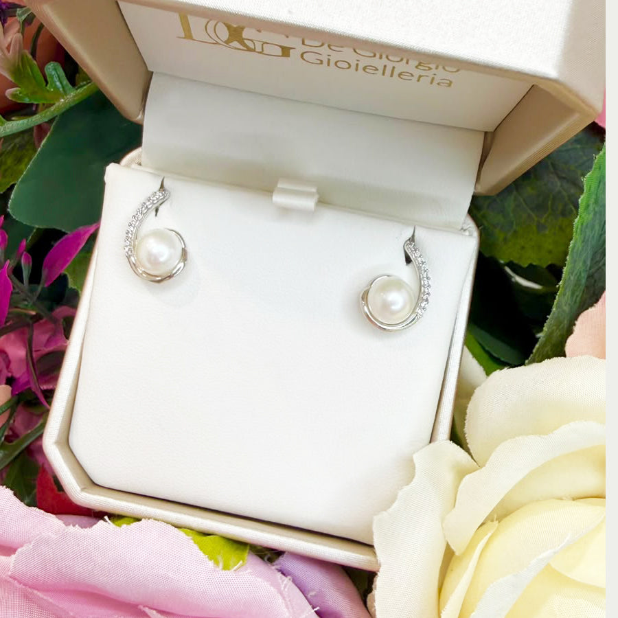 ORECCHINI CON PERLA E ZIRCONI IN ORO BIANCO 18 KT (750)