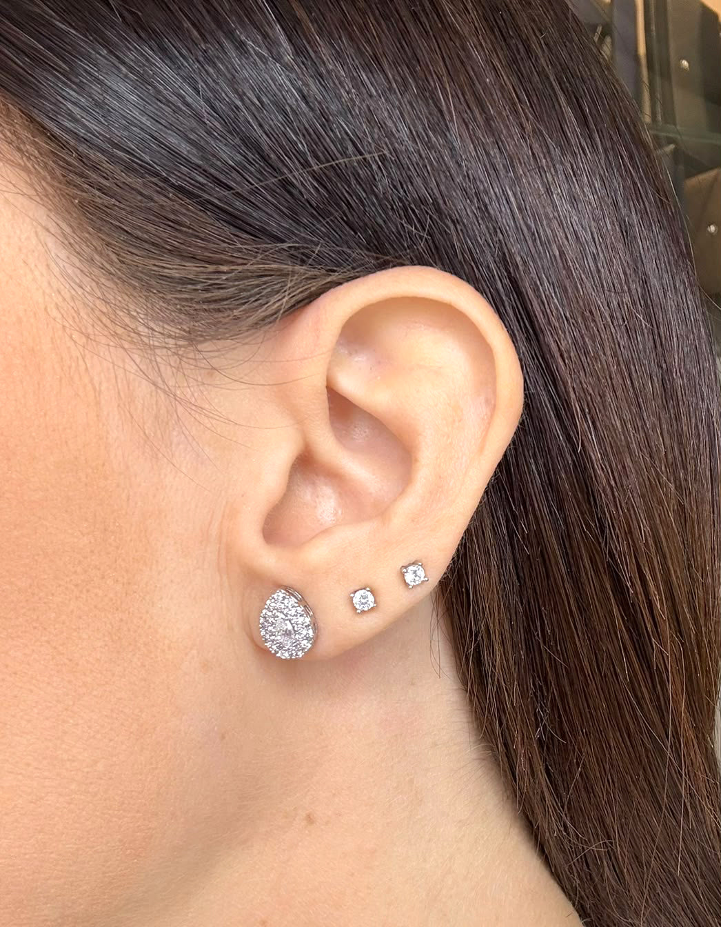 ORECCHINI A GOCCIA CON ZIRCONI IN ORO BIANCO 18 KT (750)