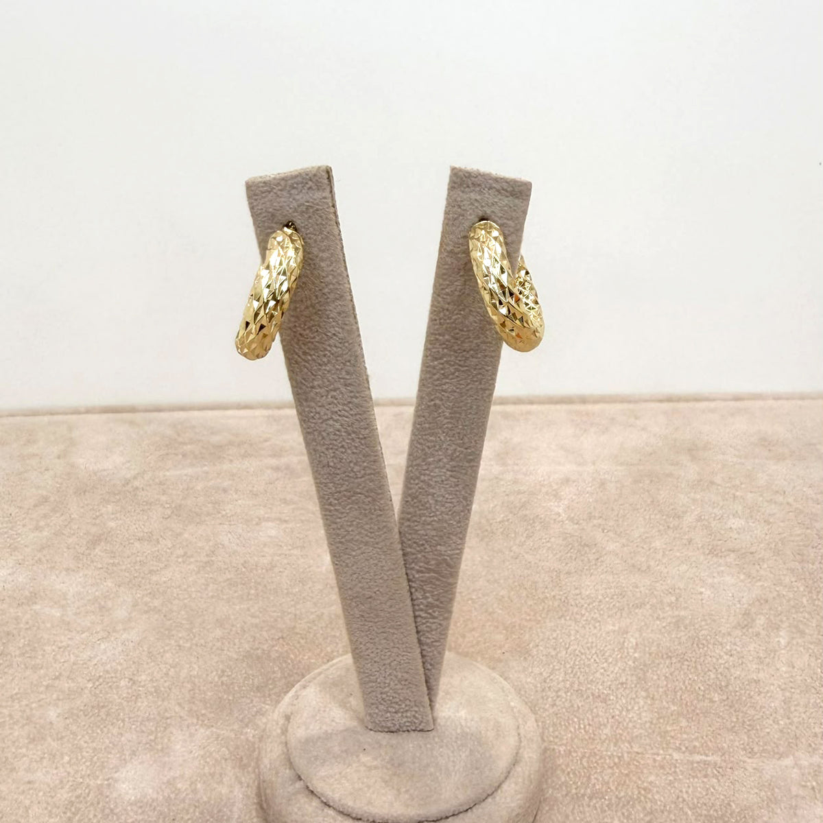 ORECCHINI A CERCHIO BOMBATO SFACCETTATO IN ORO GIALLO 18 KT (750)