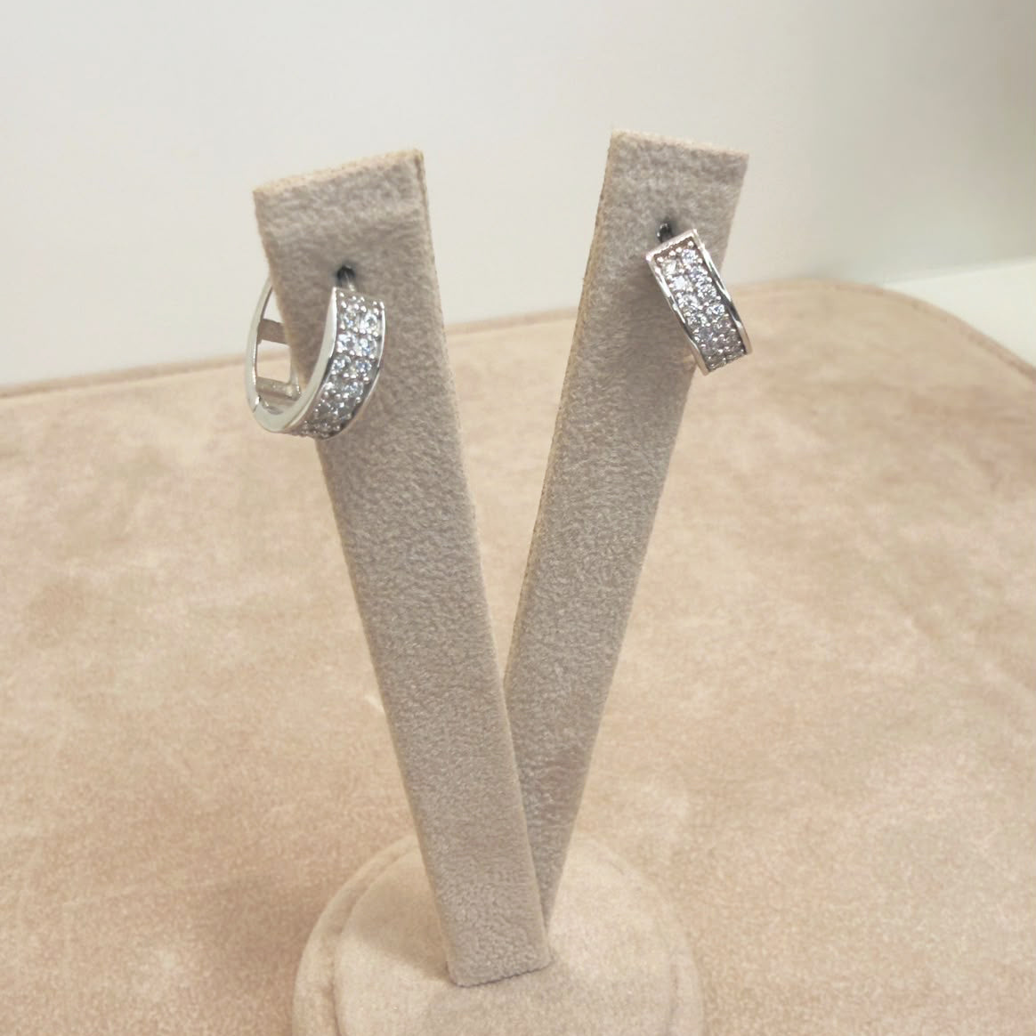 ORECCHINI A CERCHIO CON ZIRCONI IN ORO BIANCO 18 KT (750)