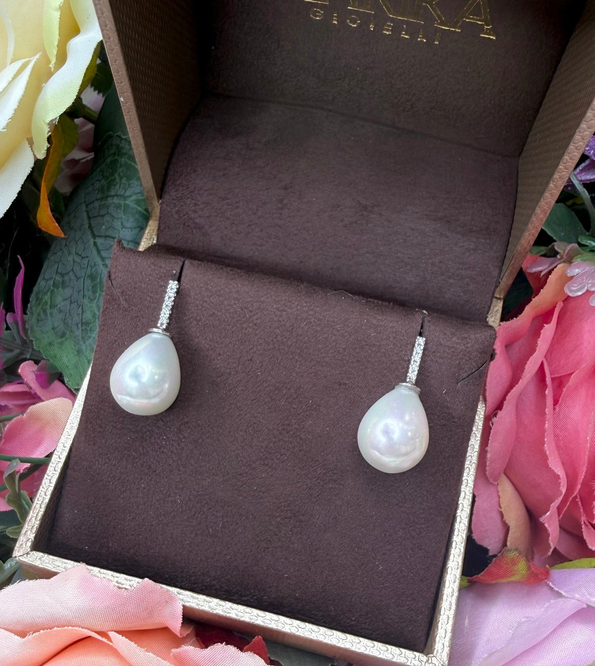 ORECCHINI IN ORO BIANCO 18KT CON DIAMANTI E MADREPERLE