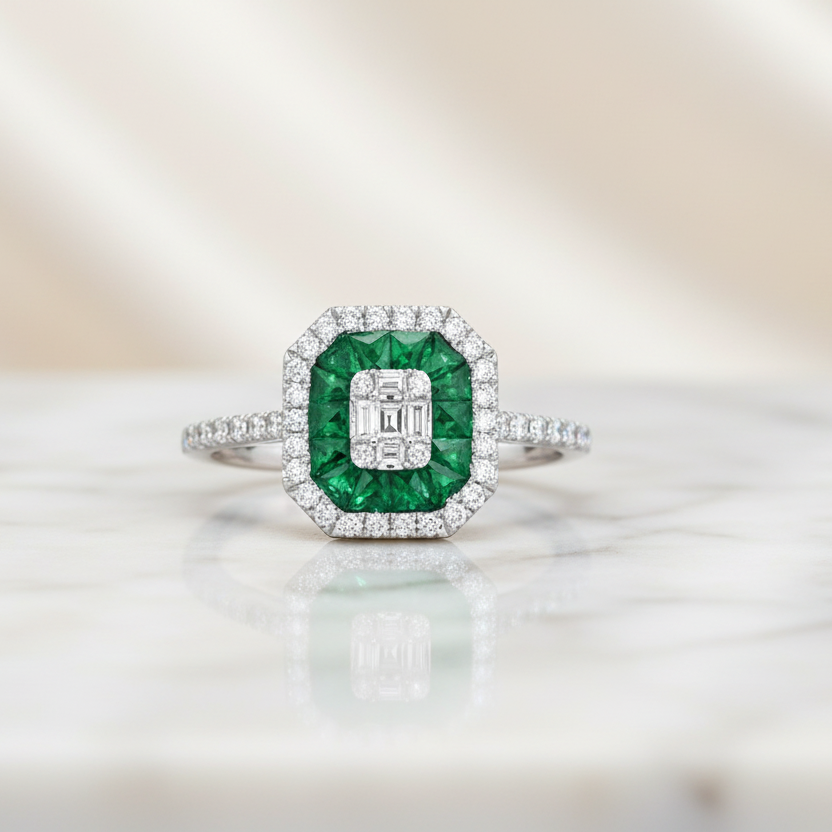 ANELLO IN ORO BIANCO 18KT DIAMANTI, BAGUETTE E SMERALDI