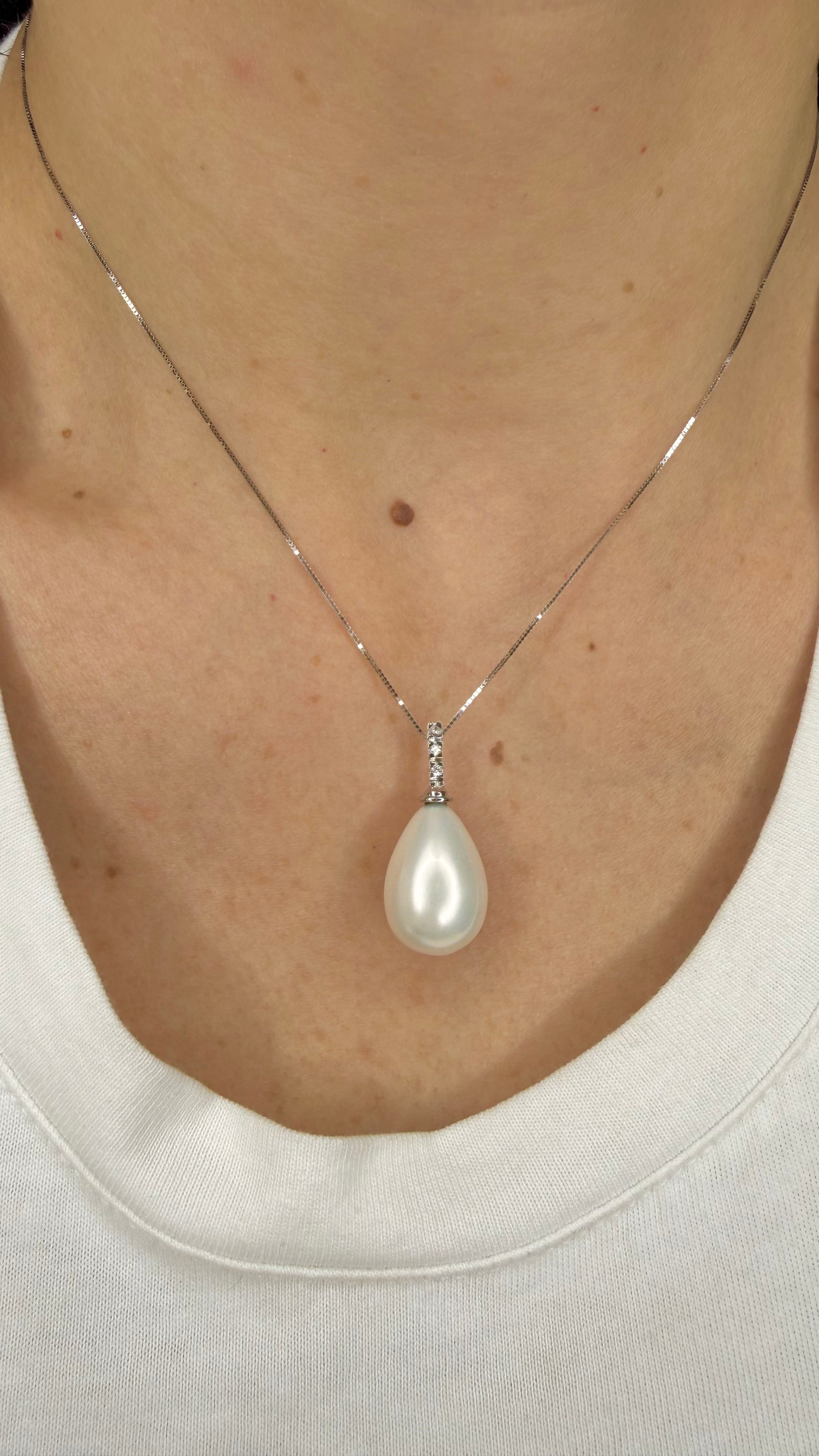 COLLANA IN ORO 18 CARATI CON DIAMANTI E MADREPERLA