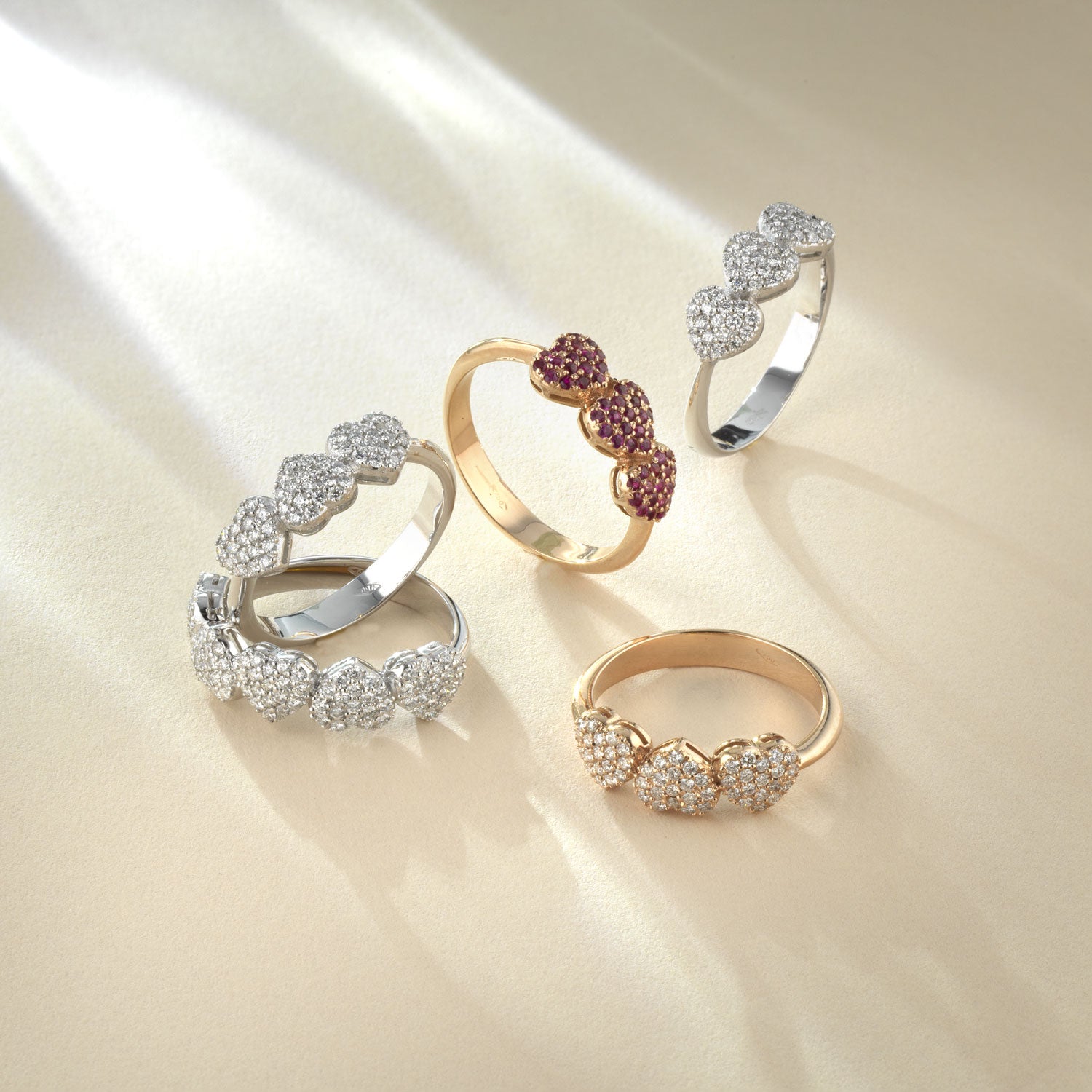 ANELLO TRILOGY CON CUORI IN ORO ROSA 18 CARATI E RUBINI