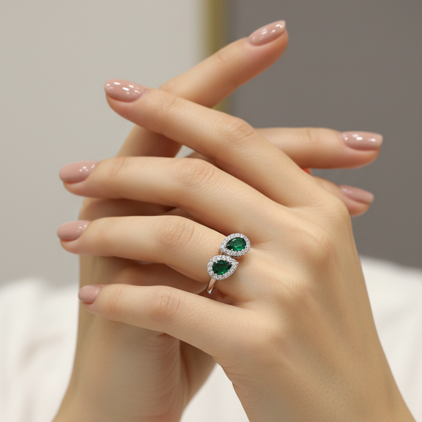 Anello contrarié con zirconi verdi a goccia e contorno di zirconi in oro bianco 18KT (750) – Made in Italy