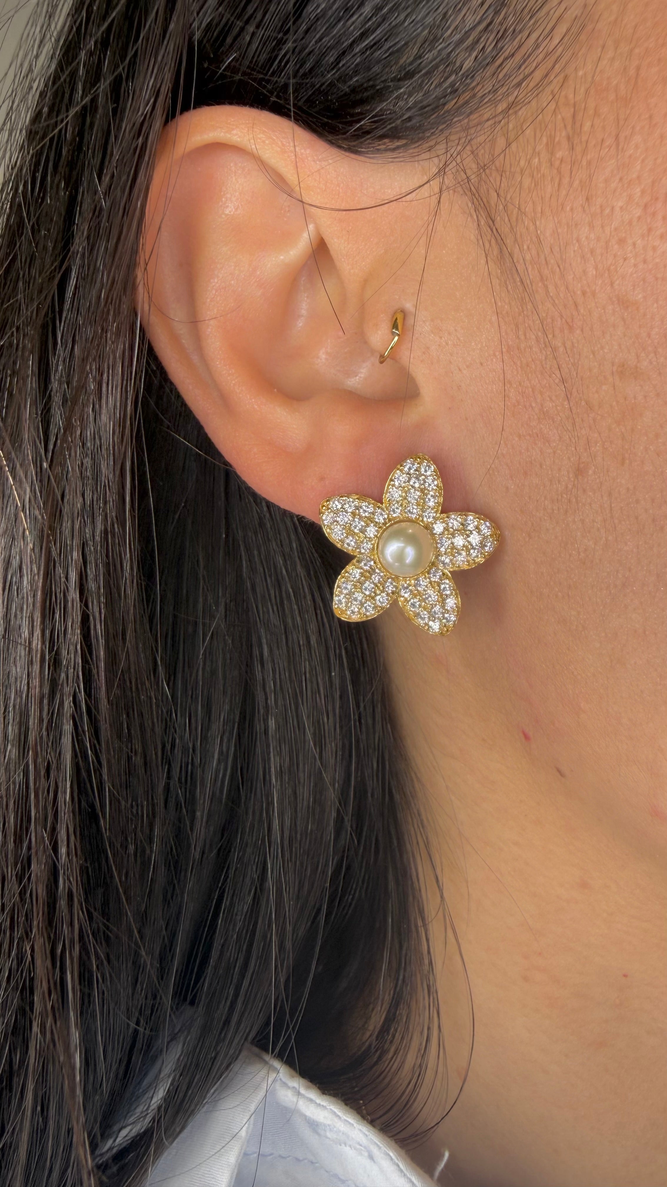 ORECCHINI FIORE, PERLA E ZIRCONI PAVÉ DORATI IN ARGENTO 925