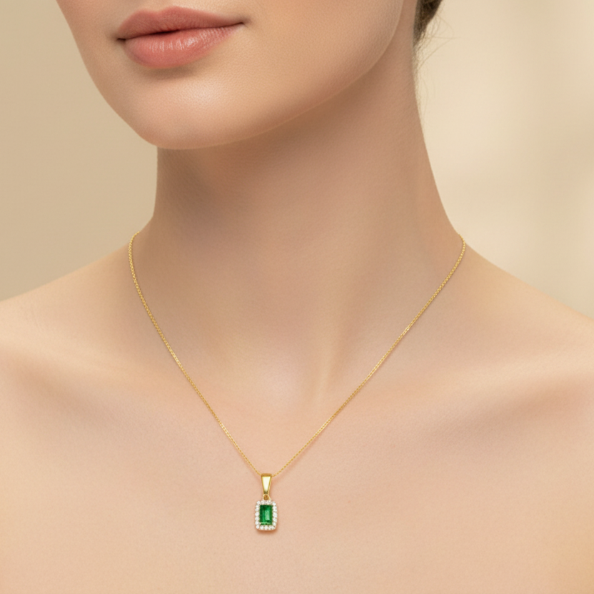Ciondolo rettangolare con zircone verde e contorno di zirconi in oro giallo 18KT (750) – Made in Italy