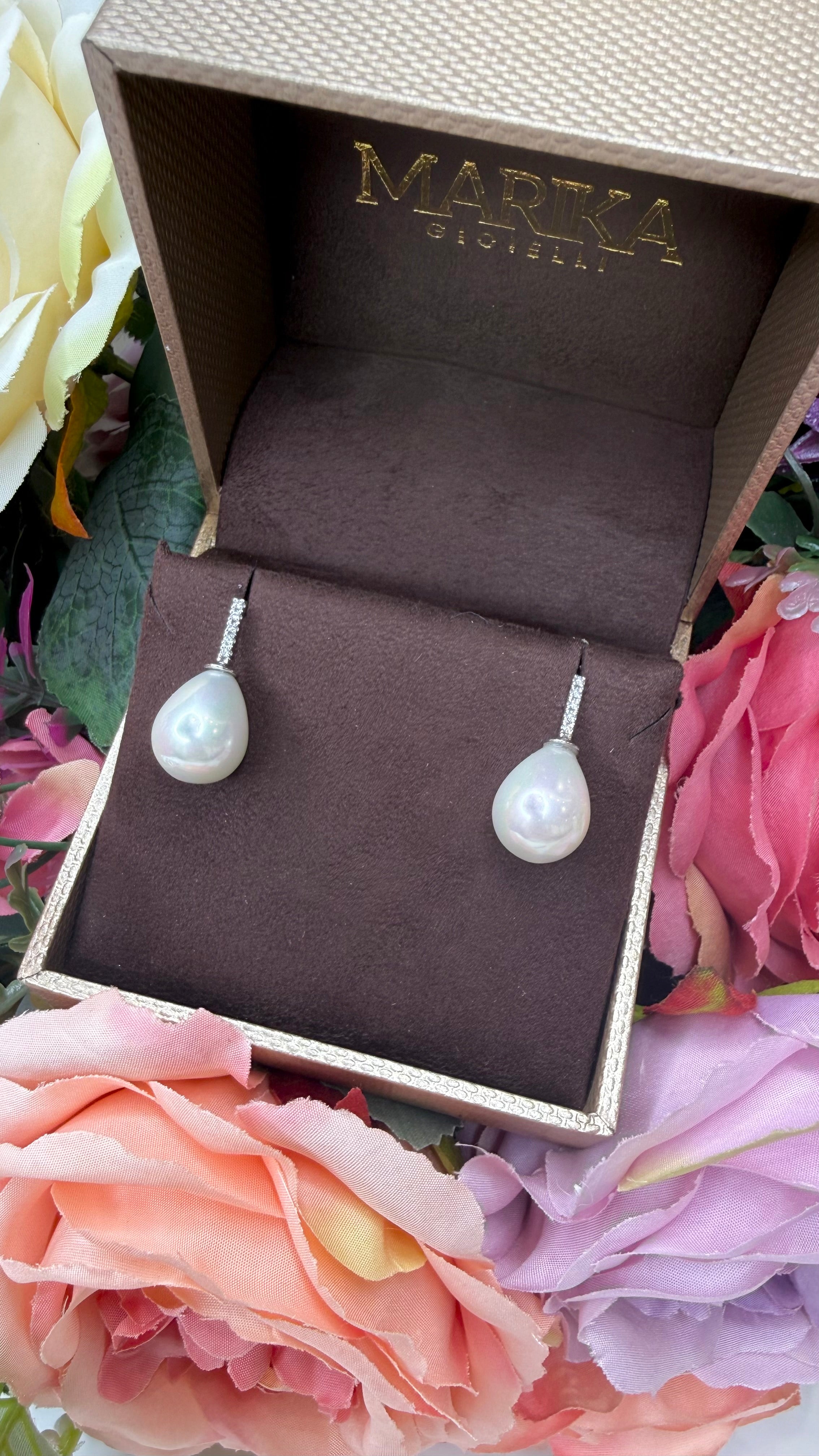 ORECCHINI IN ORO BIANCO 18KT CON DIAMANTI E MADREPERLE