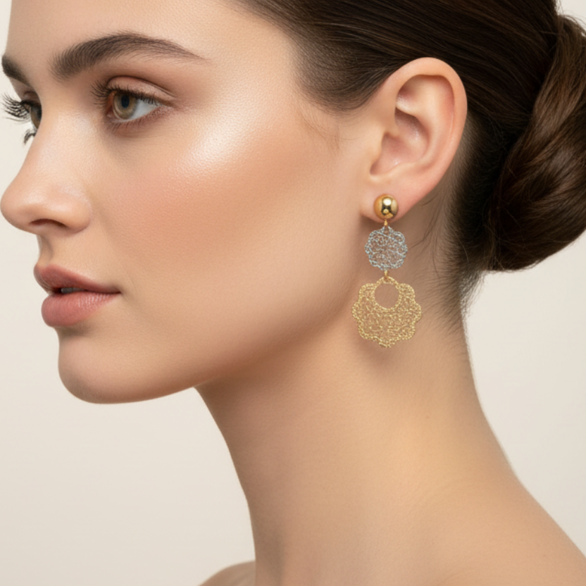 Orecchini pendenti bicolore in oro giallo e oro bianco 18KT (750) con lavorazione traforata – Made in Italy