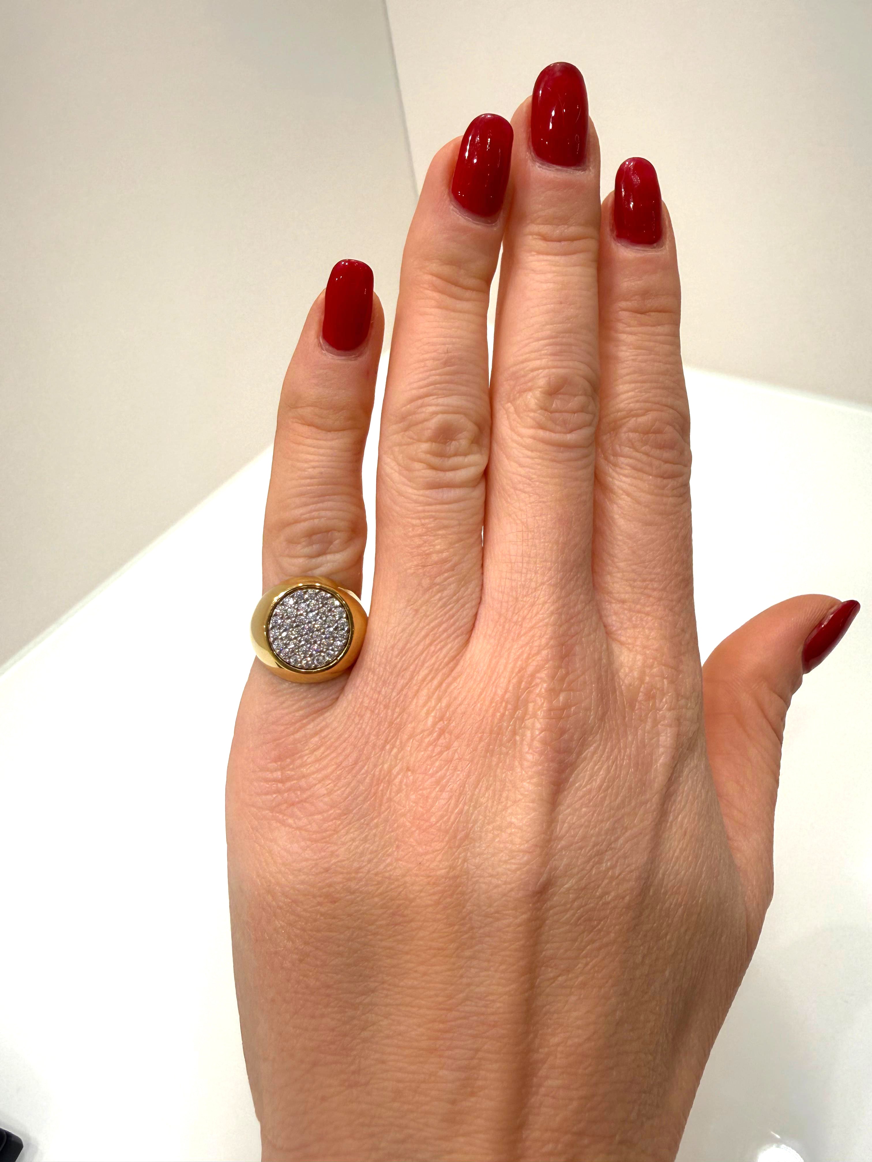 Anello chevalier con zirconi pavé in oro giallo 18KT (750) – Made in Italy