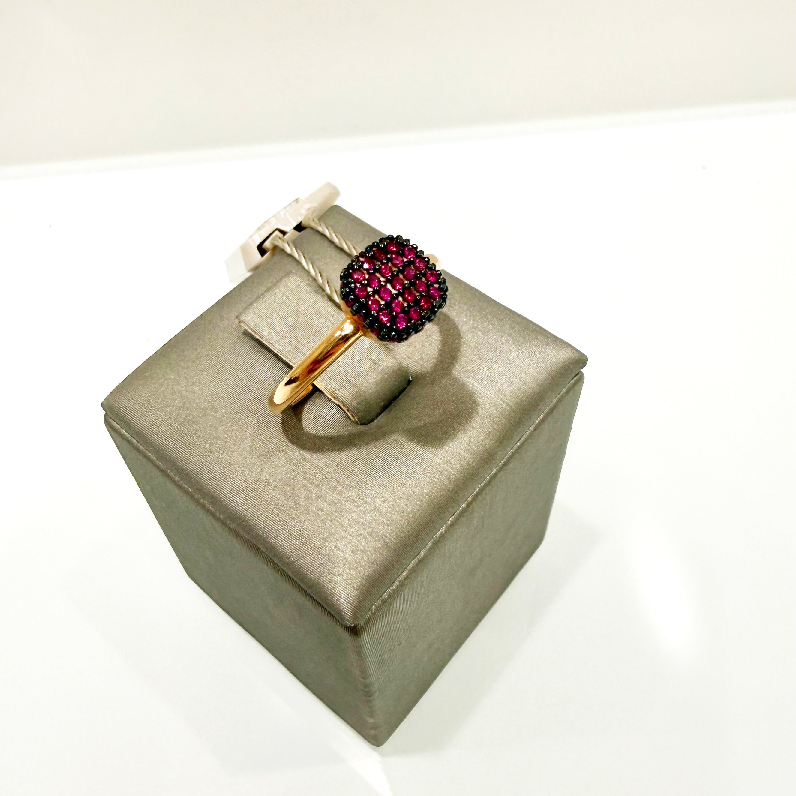 Anello con pavé di zirconi rossi in oro giallo 18KT (750) – Made in Italy