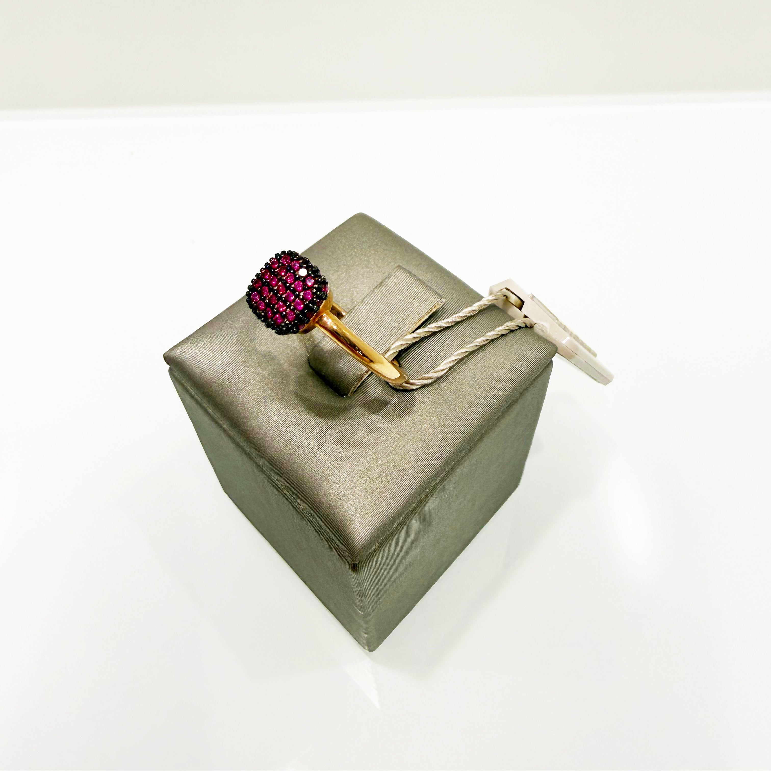 Anello con pavé di zirconi rossi in oro giallo 18KT (750) – Made in Italy