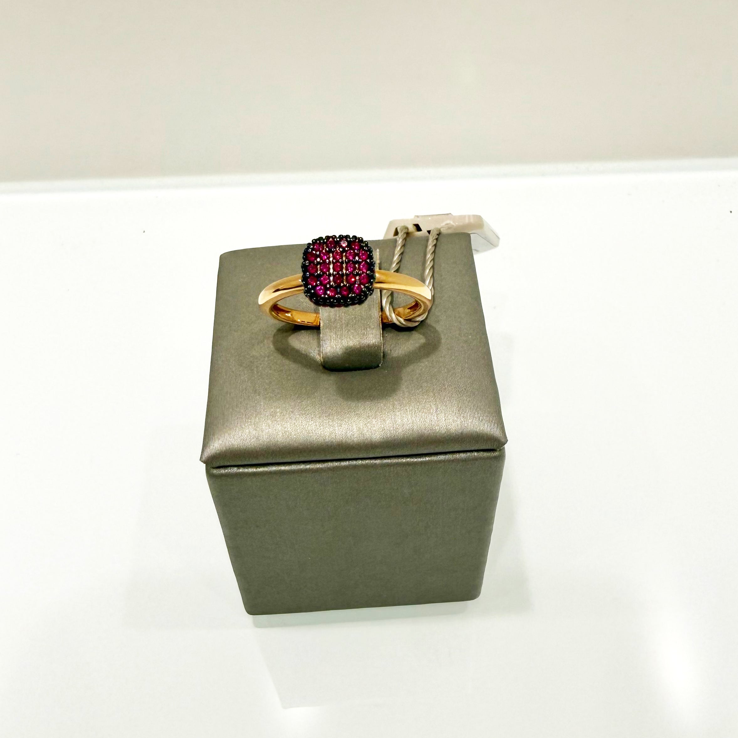 Anello con pavé di zirconi rossi in oro giallo 18KT (750) – Made in Italy