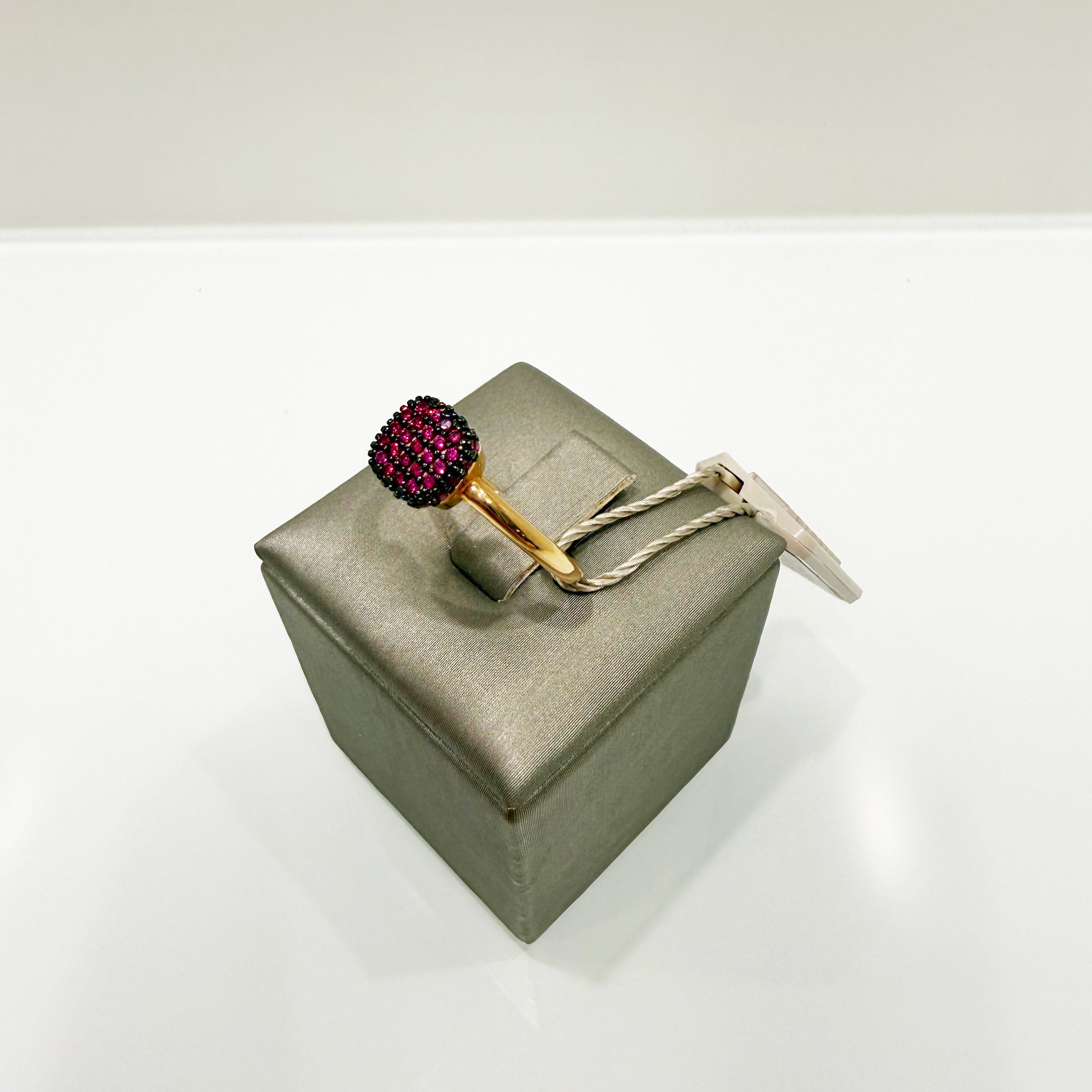 Anello con pavé di zirconi rossi in oro giallo 18KT (750) – Made in Italy