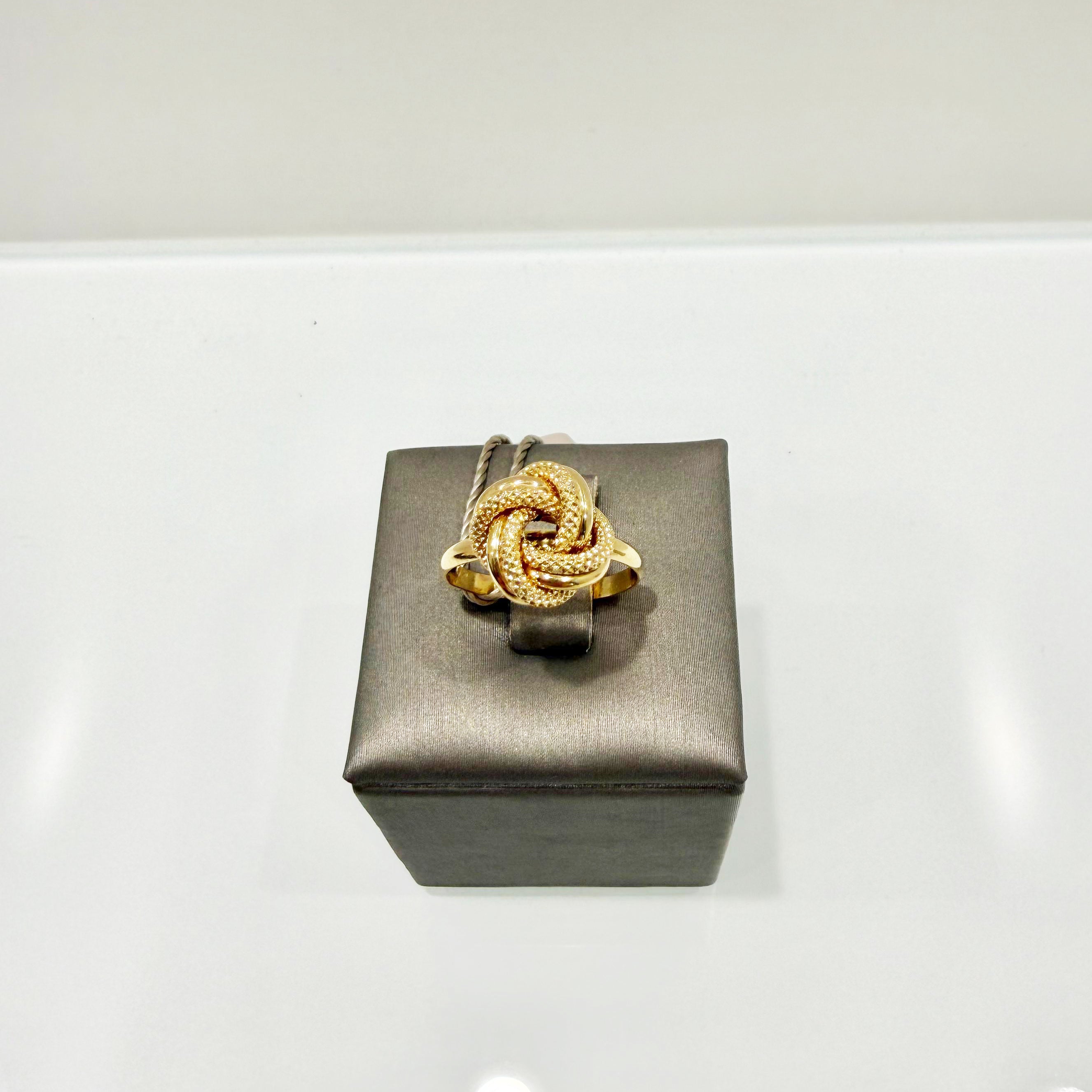Anello nodo intrecciato in oro giallo 18KT (750) – Made in Italy