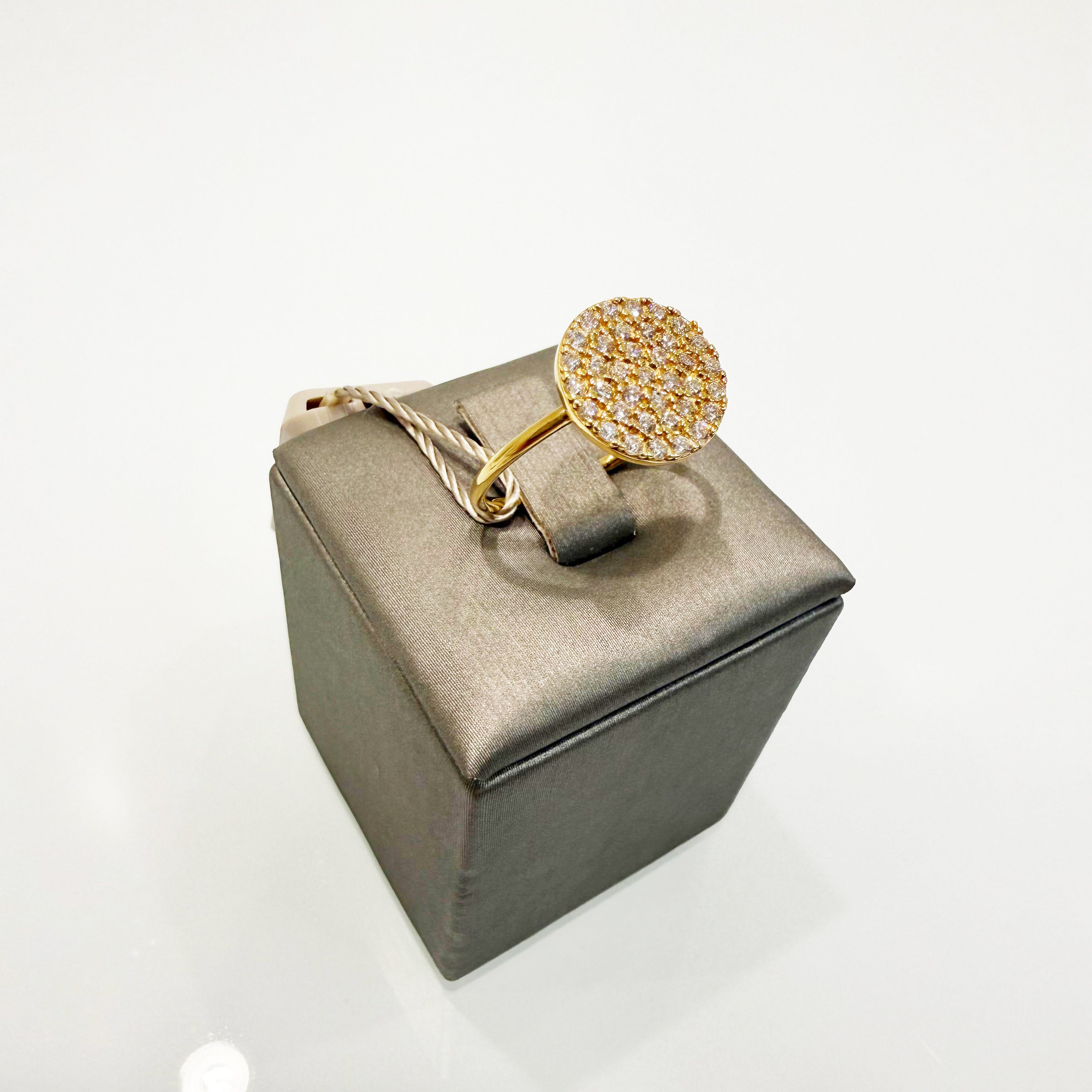 Anello tondo pavé in oro giallo 18KT (750) con zirconi bianchi – Made in Italy