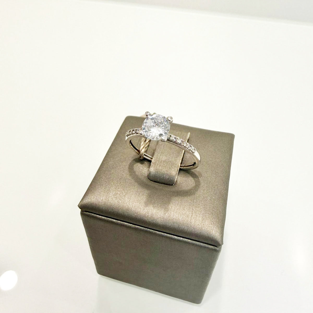 Anello solitario con zircone centrale in oro bianco 18KT (750) – Made in Italy