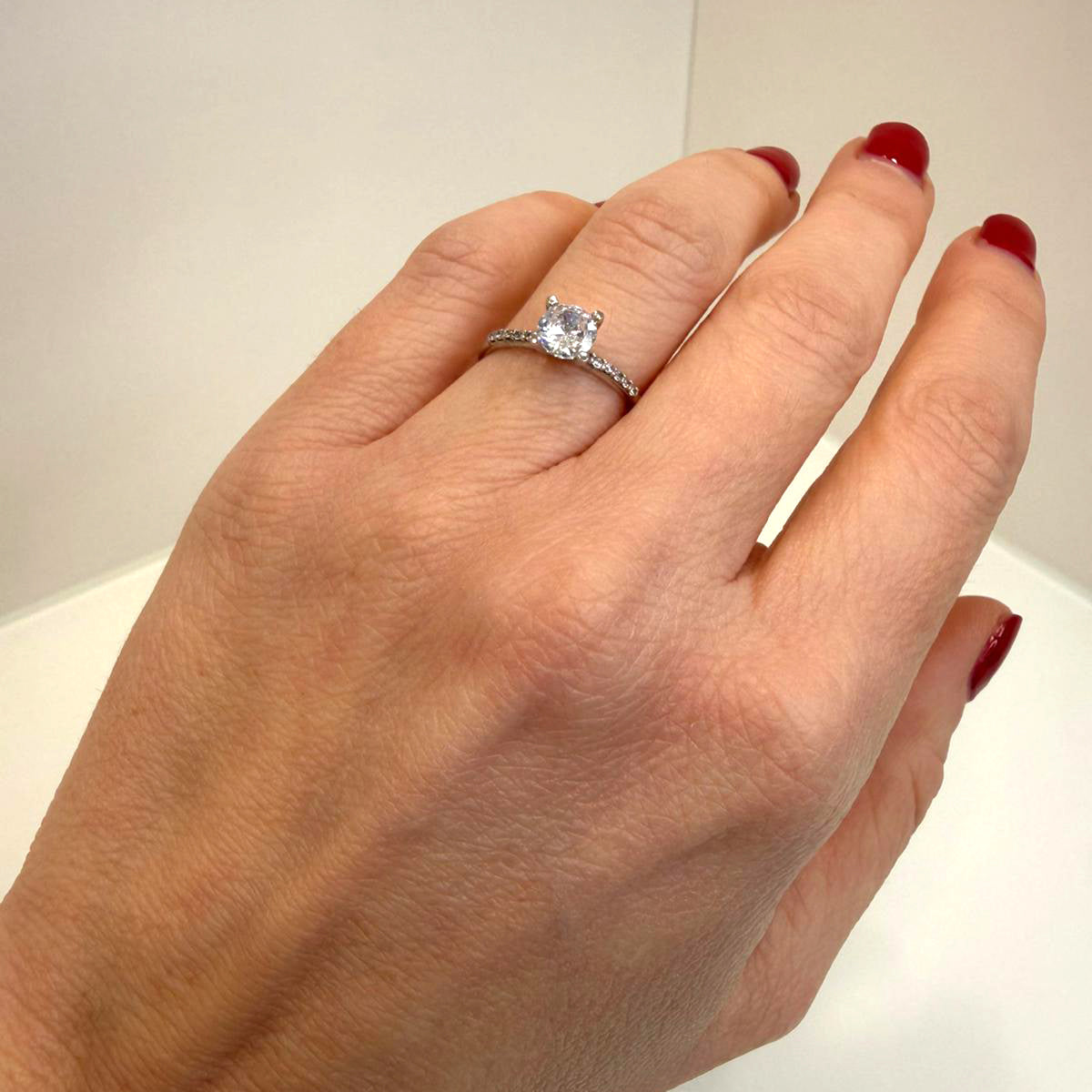 Anello solitario con zircone centrale in oro bianco 18KT (750) – Made in Italy