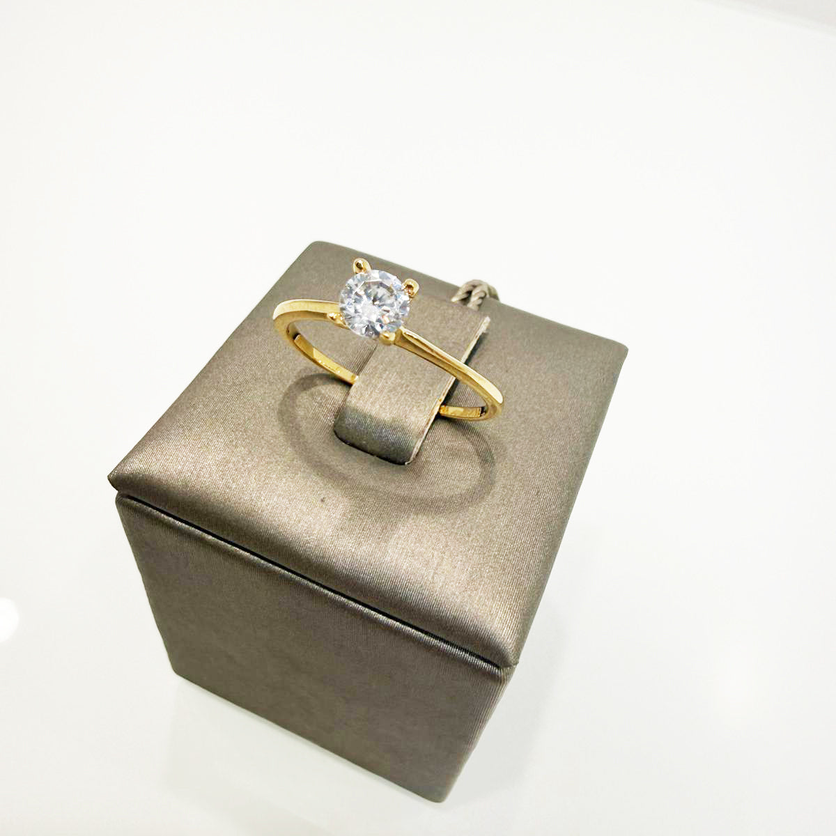 Anello solitario con zircone in oro giallo 18KT (750) – Made in Italy