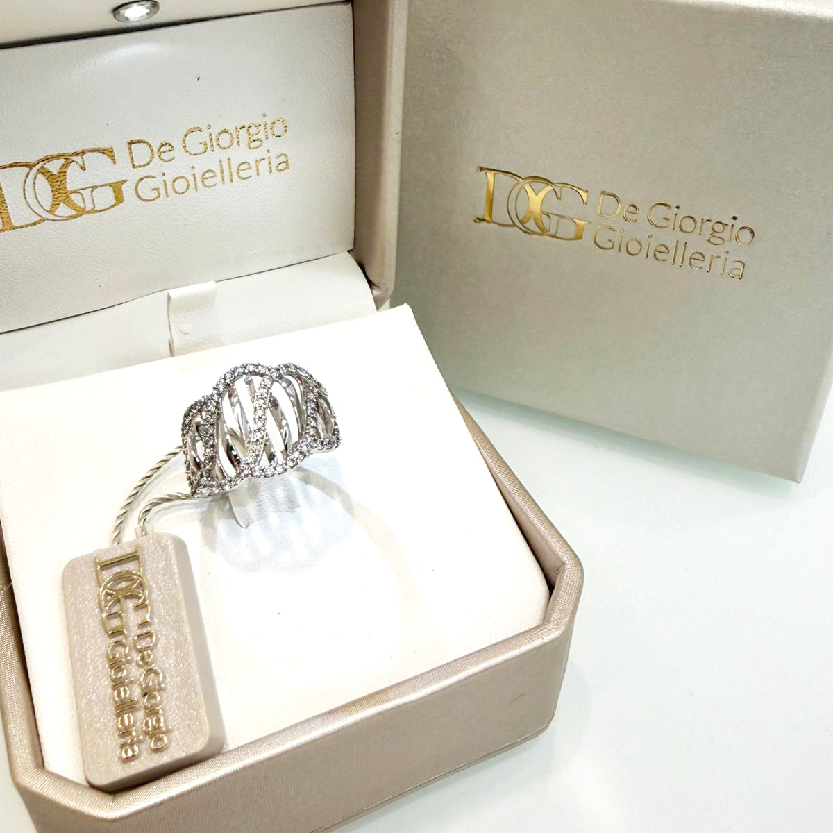 Anello fascia intrecciata con zirconi in oro bianco 18KT (750) – Made in Italy