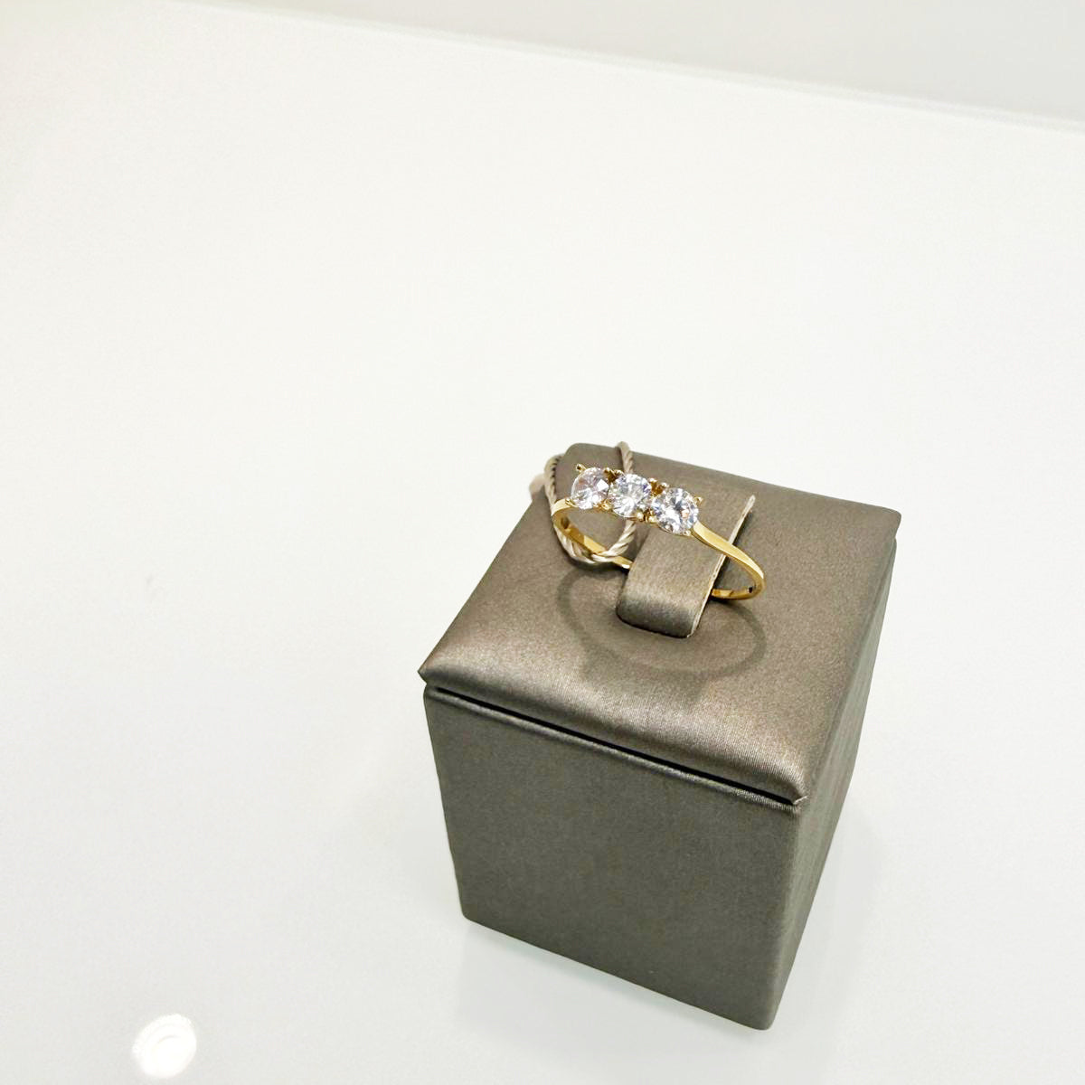 Anello trilogy con zirconi in oro giallo 18KT (750) – Elegante e luminoso