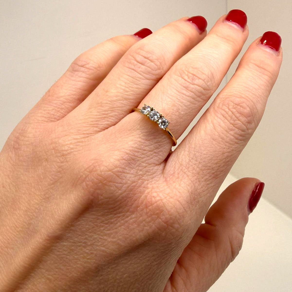 Anello trilogy con zirconi in oro giallo 18KT (750) – Elegante e luminoso