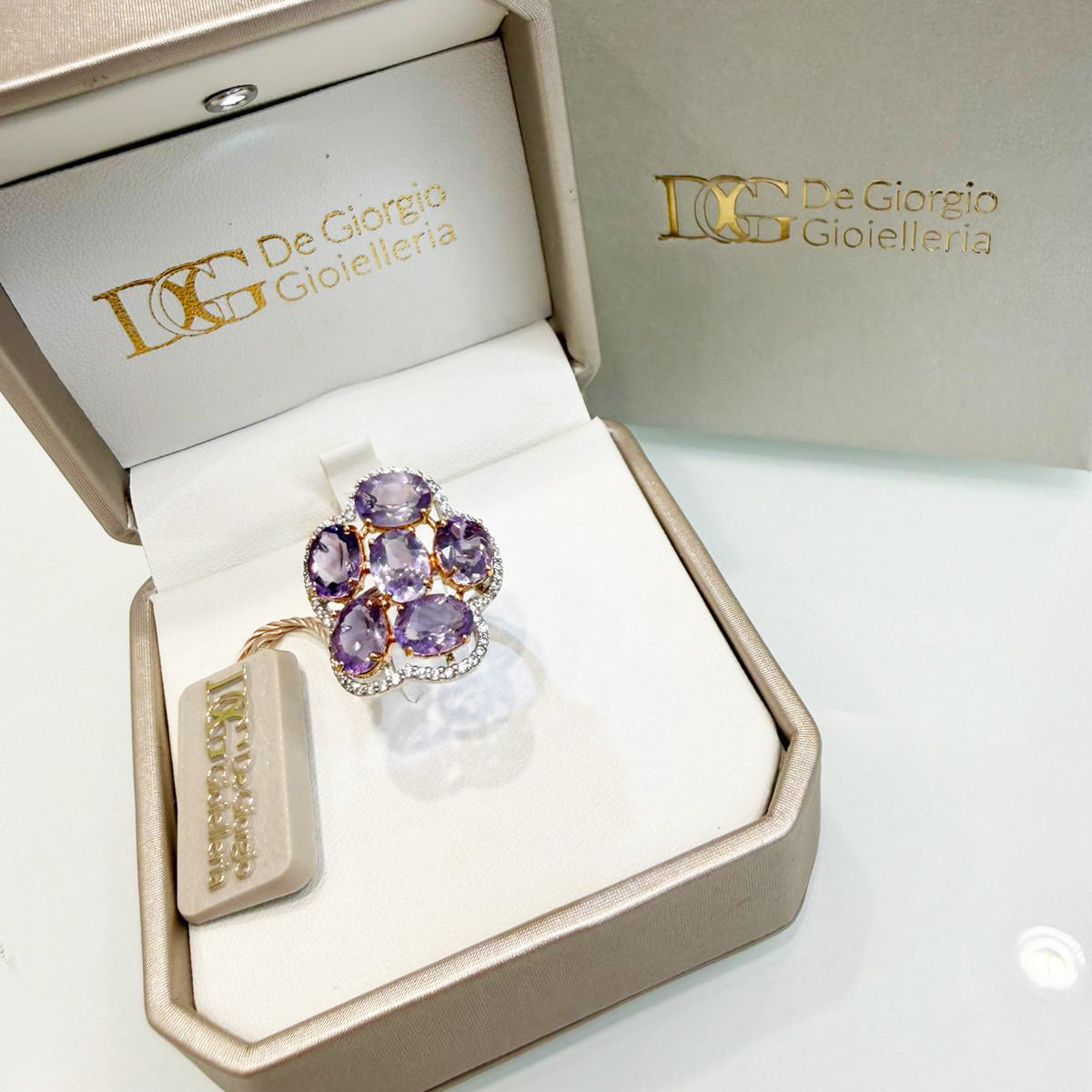 Anello cocktail in oro giallo 18KT (750) con pietre viola – Design importante